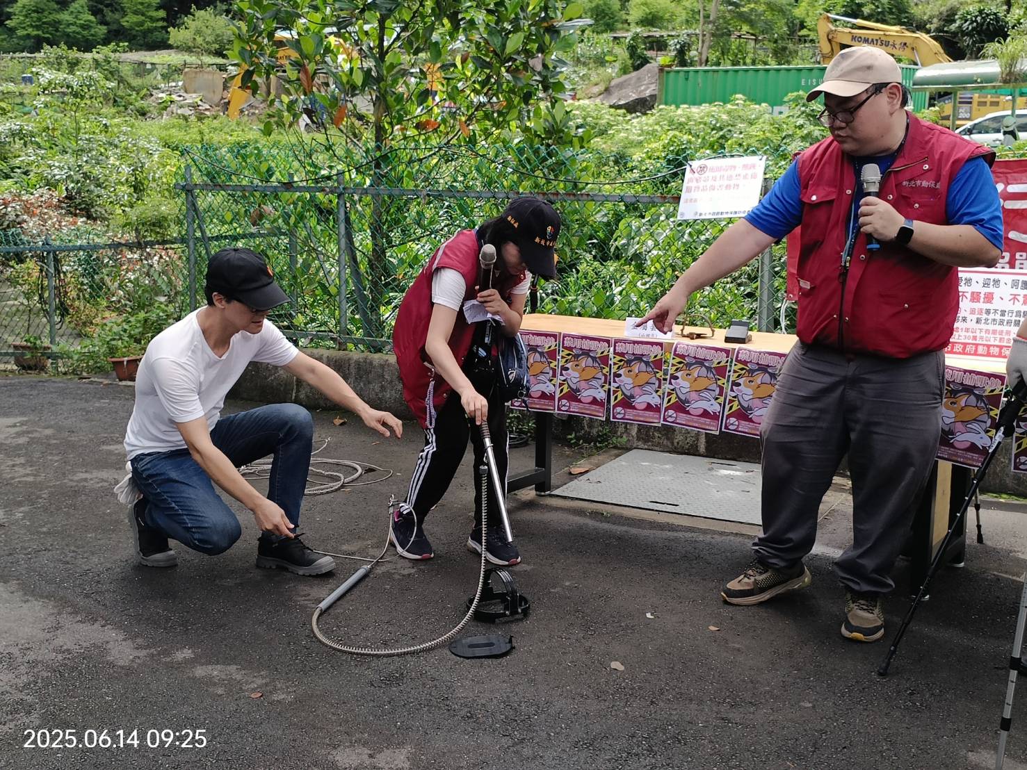動保處人員說明依據新北市動物保護自治條例禁止陳列販售、使用山豬吊捕獸鋏