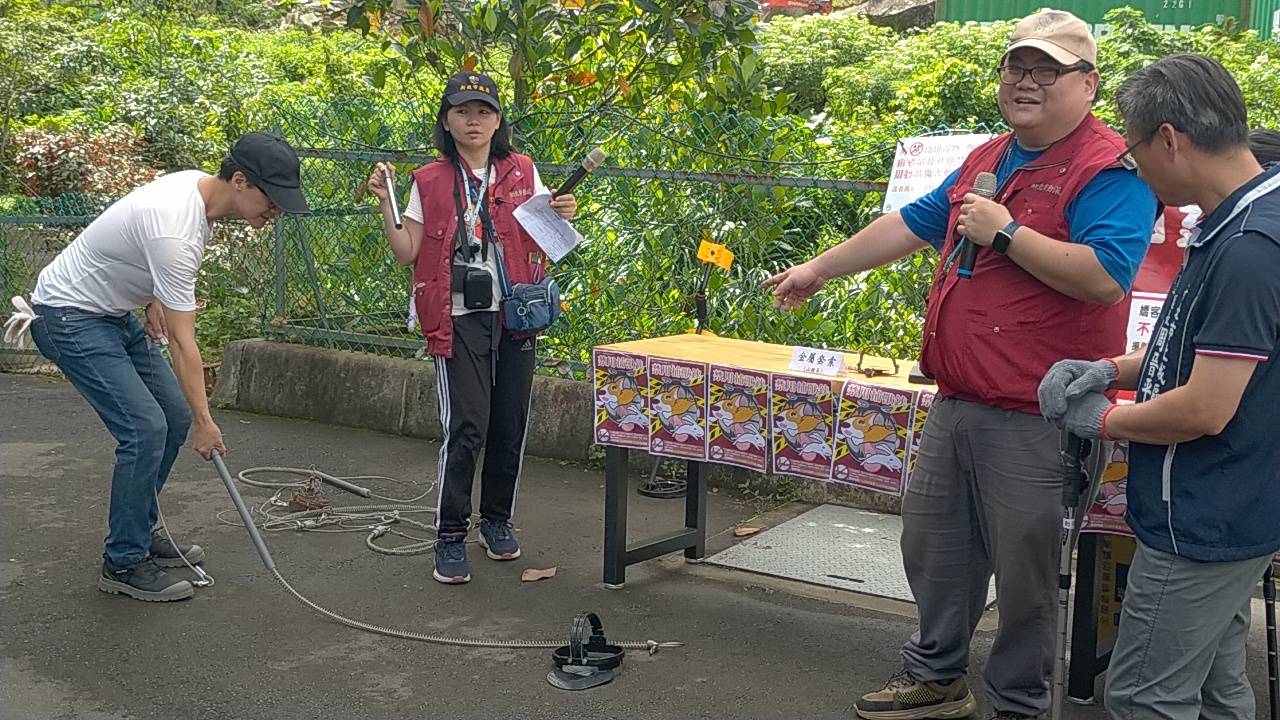 動保處人員示範山豬吊鋏傷動物威力