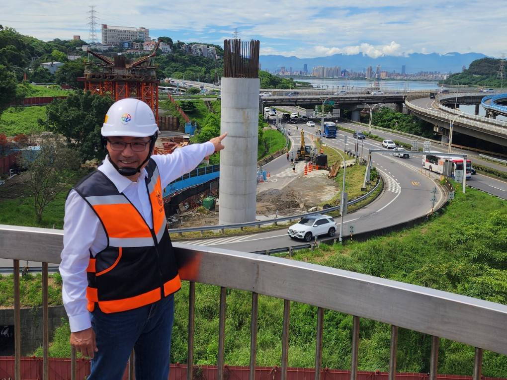 圖說：新北市長侯友宜視察淡北道路工程，對於目前四個工區正全面施工中深表欣慰，期勉完工通車後可紓解台2線交通瓶頸。