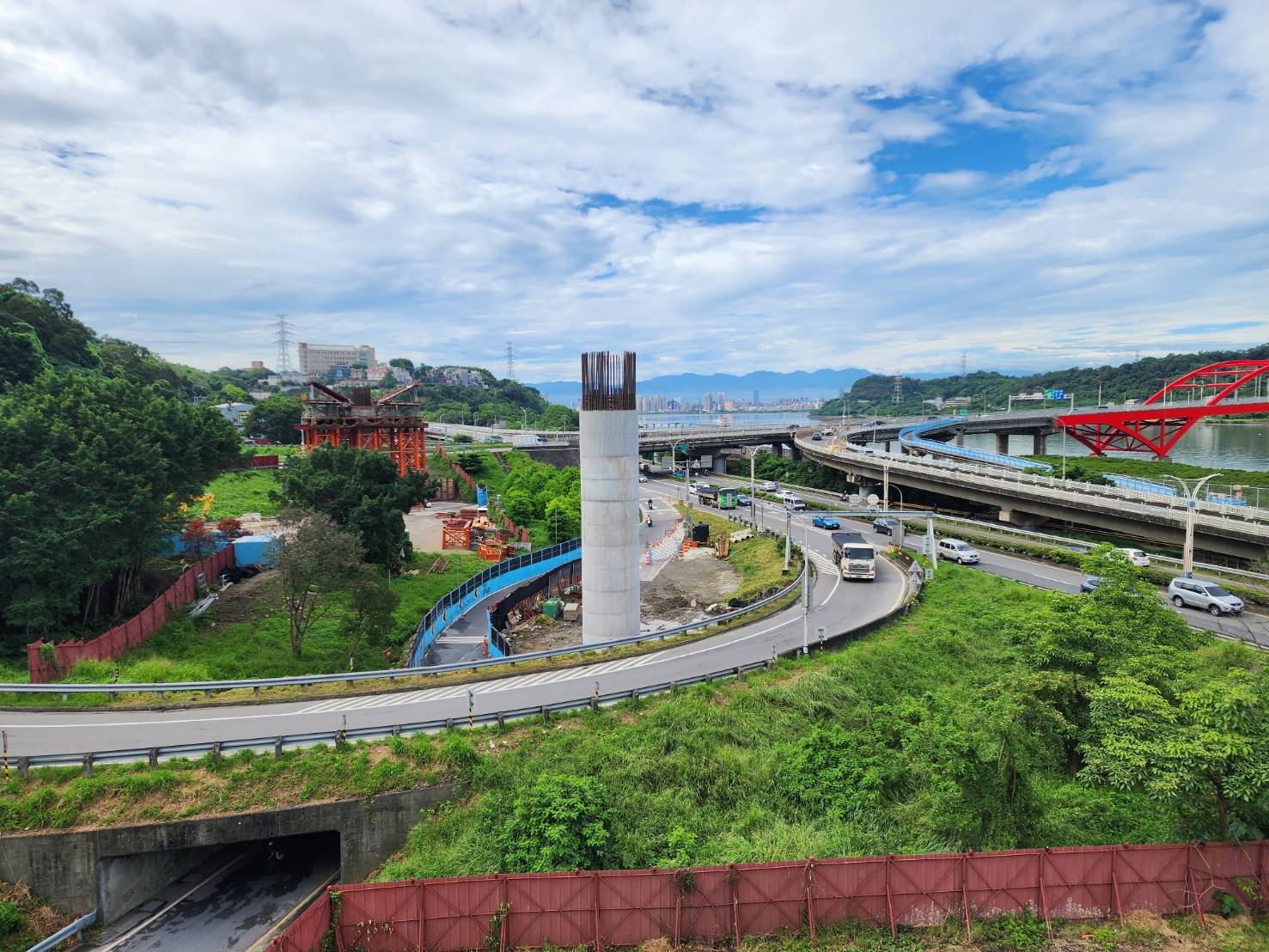圖說：由關渡大橋觀景台上，可以看到淡北道路第三工區正在如火如荼的施工，為雙北市民打造便利的通行環境。