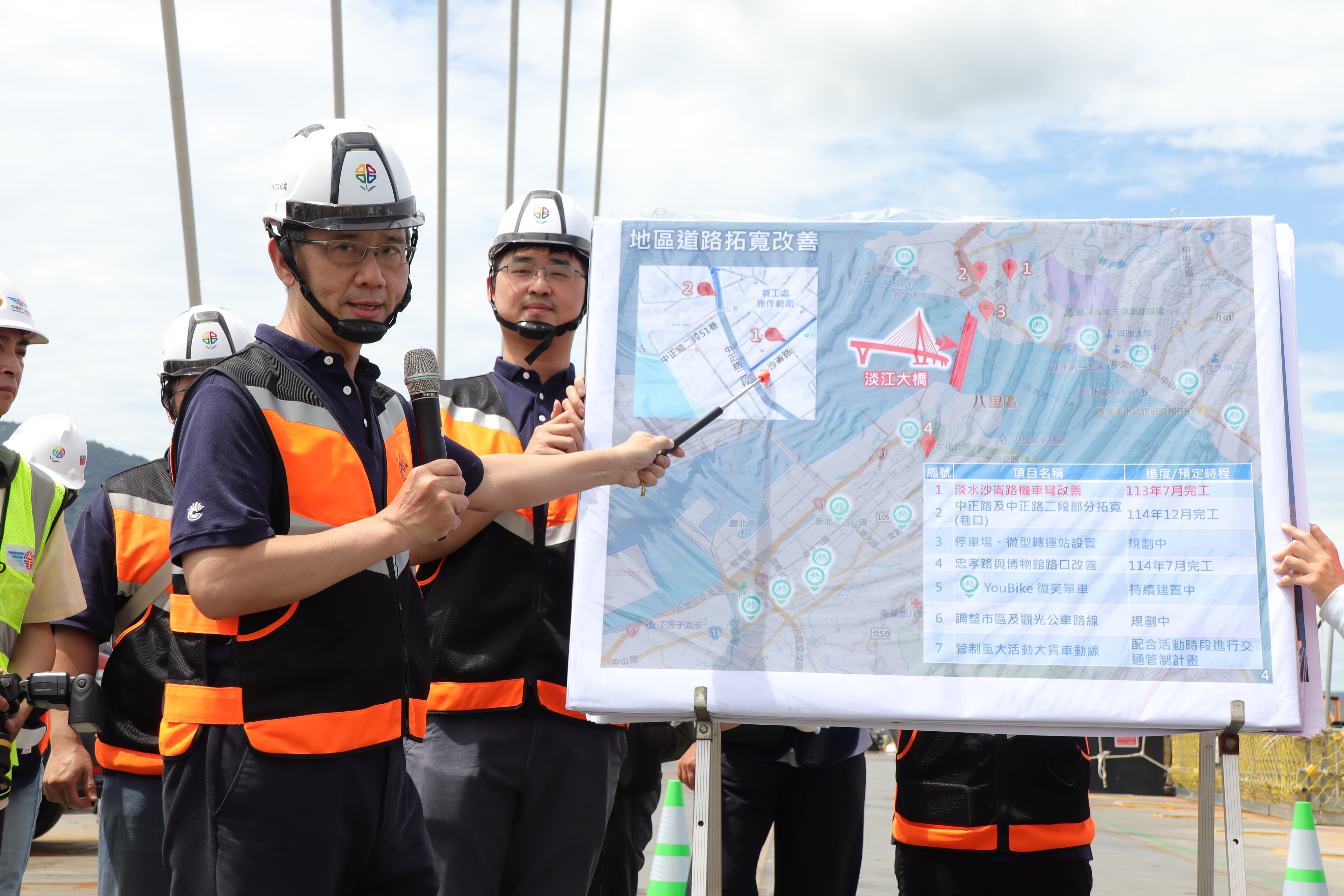 圖說：新北市長侯友宜關心淡江大橋工程進度，新工處長簡必琦向市長及民意代表等一行人說明目前淡江大橋施工進度。