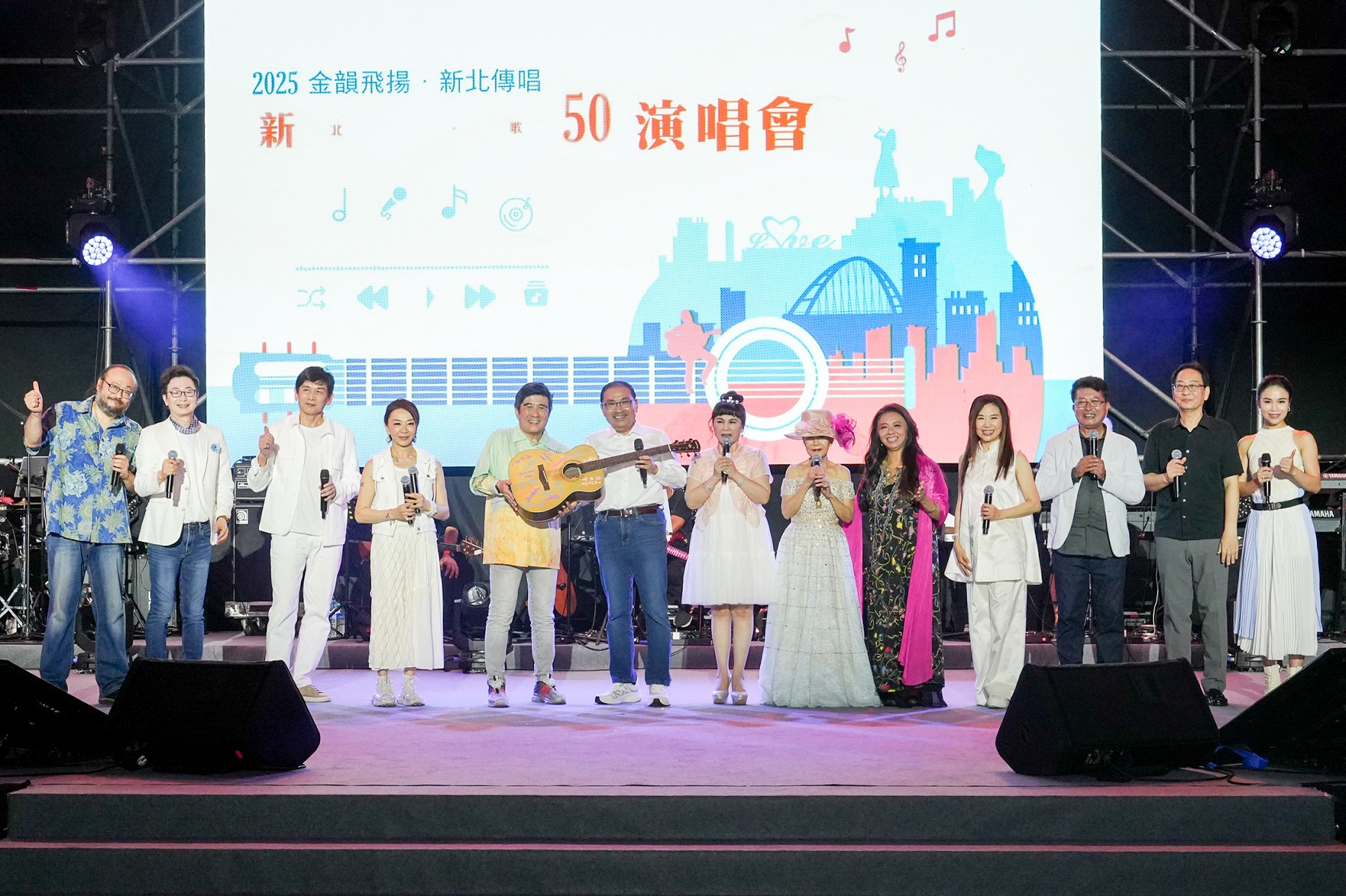 新北市長侯友宜出席「新北民歌50演唱會」，多位重量級民歌手齊聚，特別致贈簽名紀念吉他給侯市長，感謝市府對音樂文化推廣的支持與重視