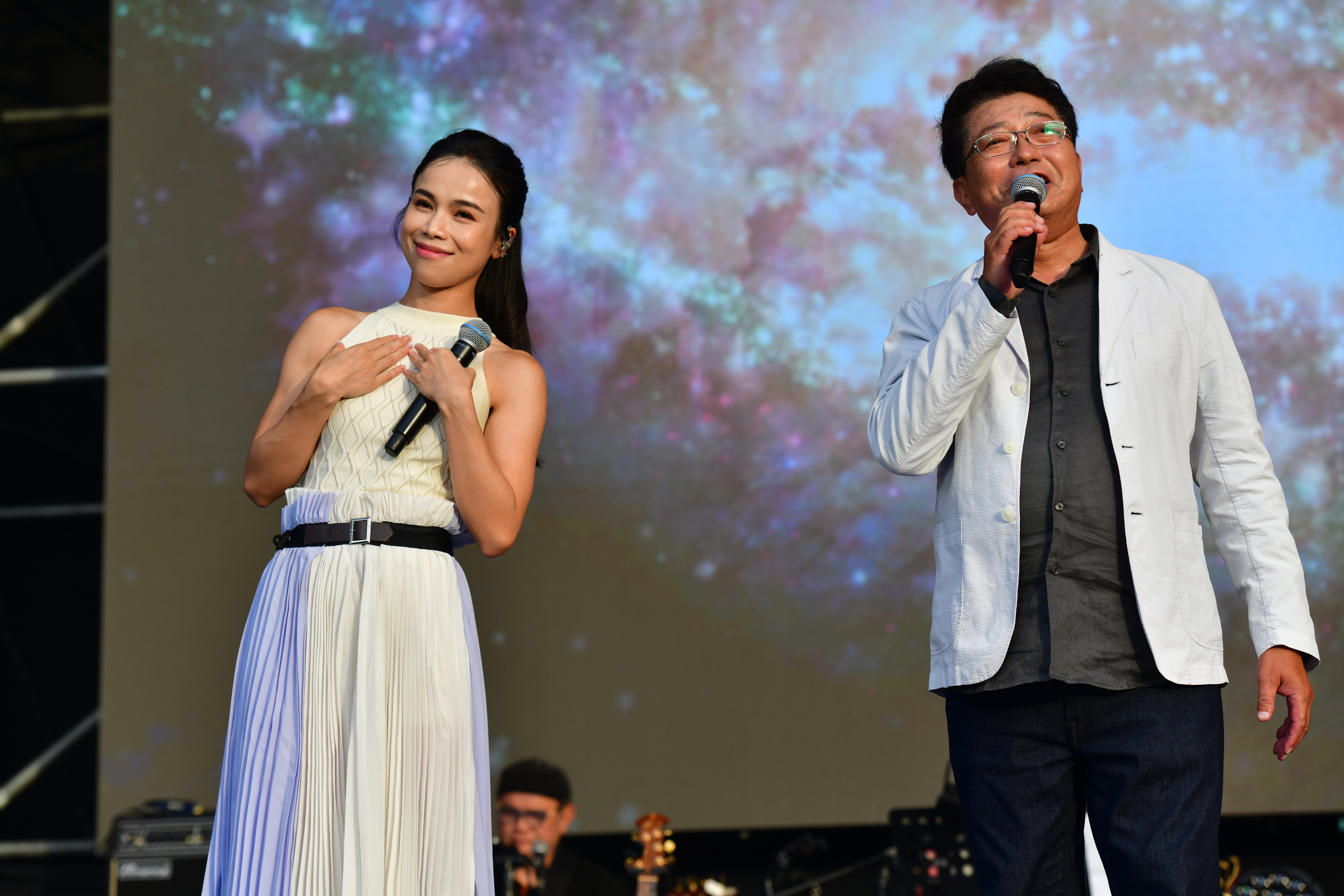 林芯儀(左)與陳宏銘(右)合唱的歌曲〈神話〉，在校園民歌時代，堪稱男女對唱的經典之作