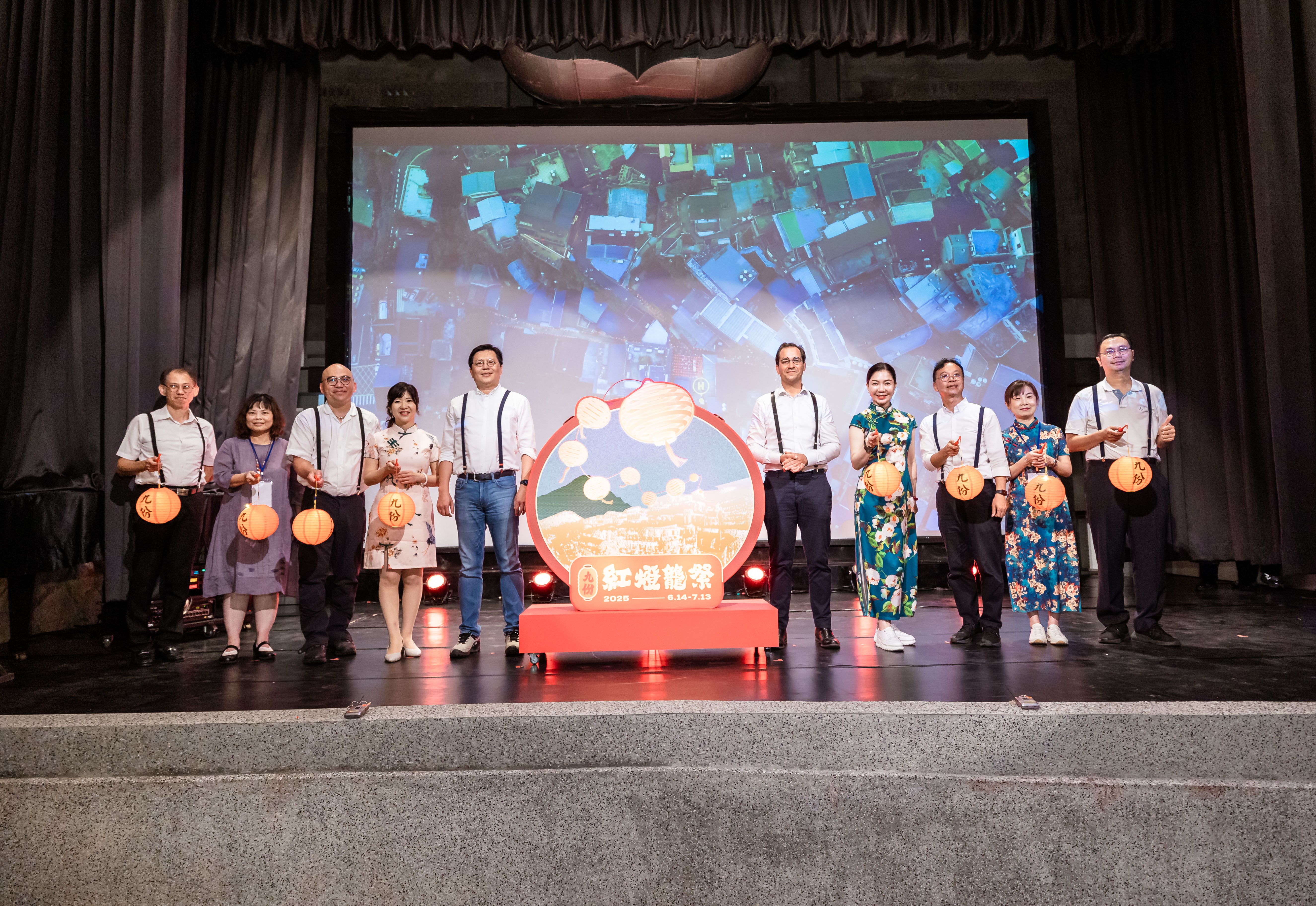 「2025九份紅燈籠祭」今（14）日熱鬧揭幕，新北市副市長朱惕之與比利時在台協會馬徹處長等貴賓，特別換上懷舊造型共同點燈，也為活動增添一抹復古風華。