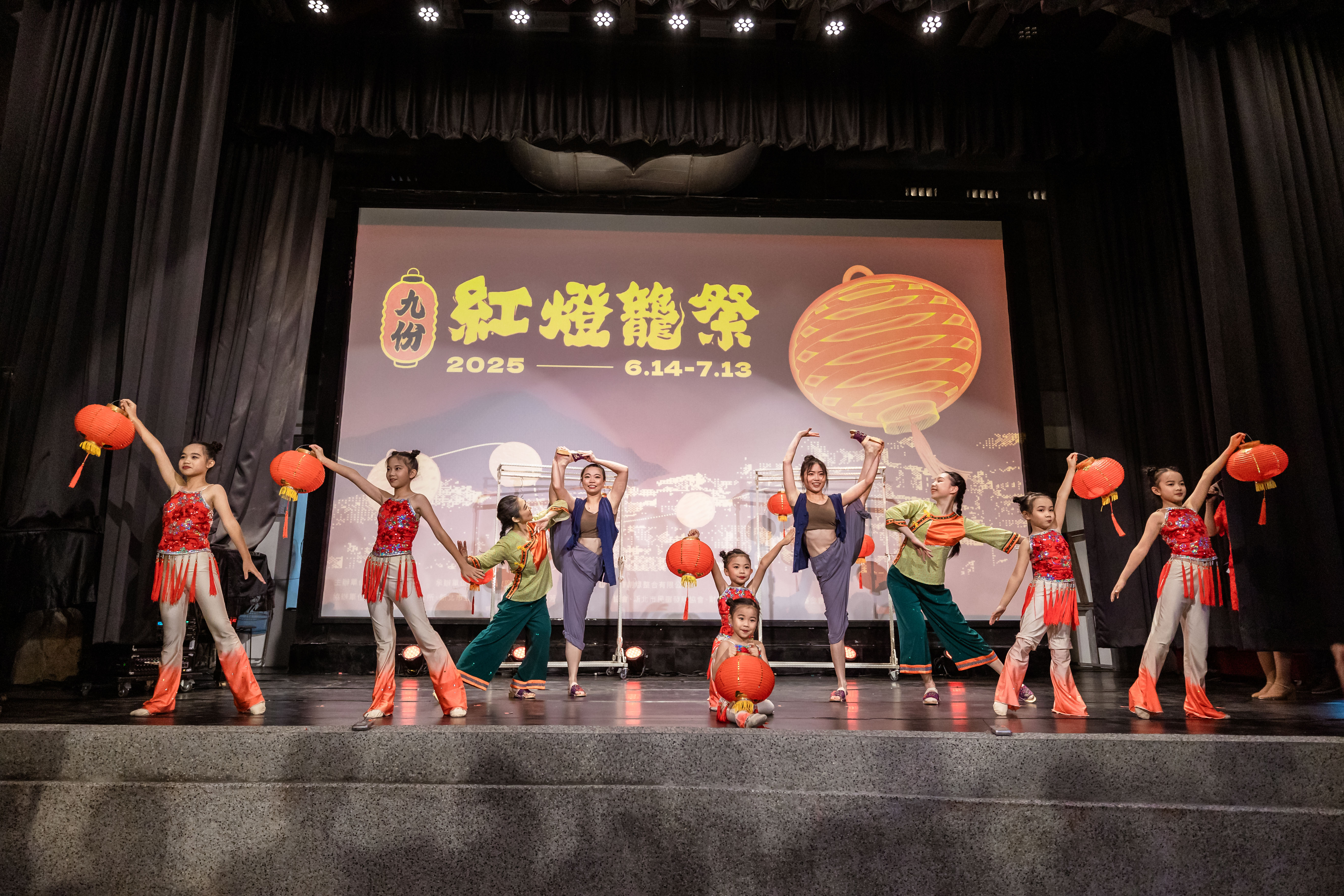 今年特別邀請「育化民族舞蹈團」於現場演出《紅燈籠舞》，讓現場觀眾沉浸在傳統藝術與燈火交織的氛圍中。