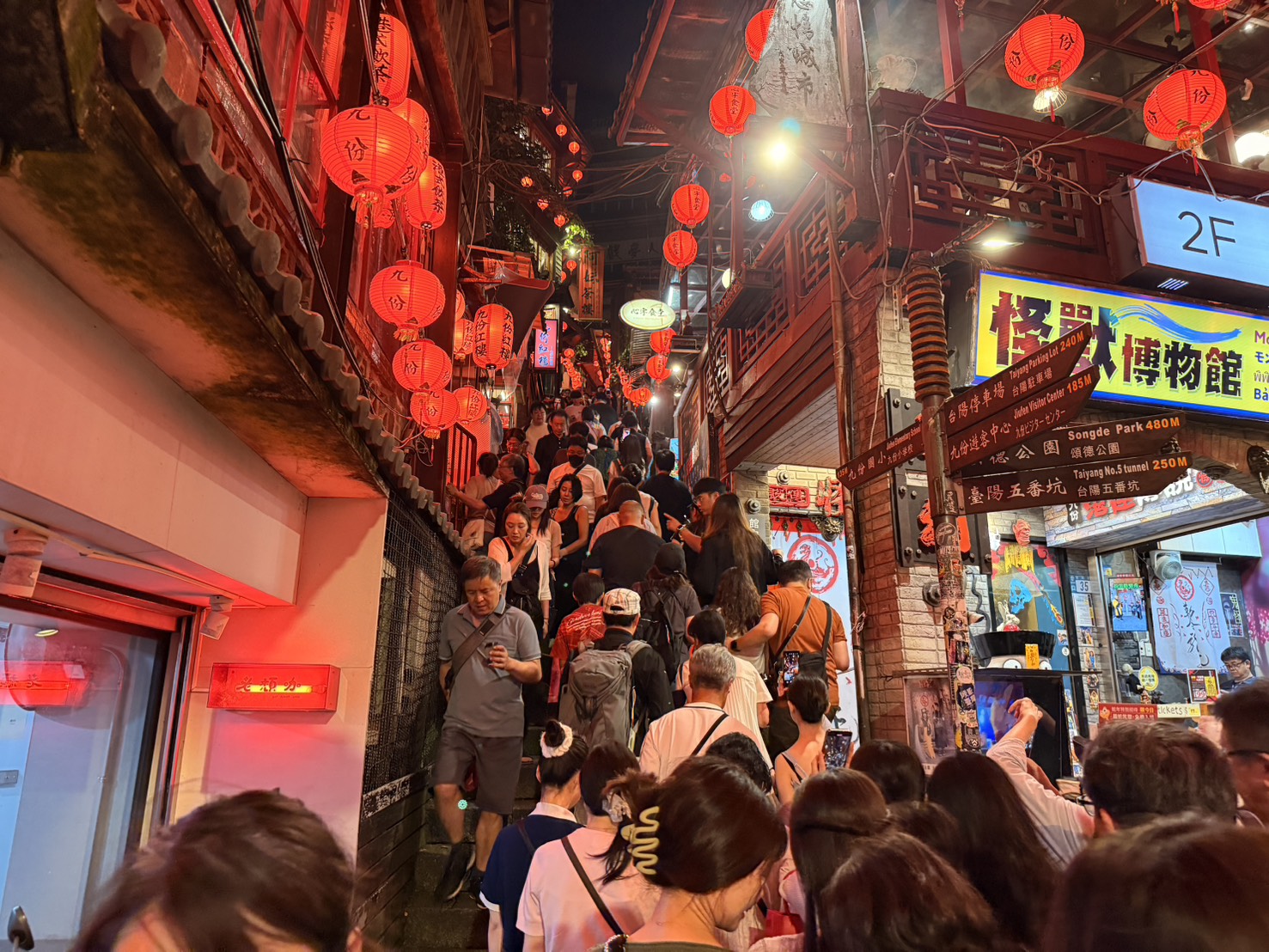  民眾在燈海中緩步前行，每一盞燈都是一個祝福、一段記憶，照映出九份最迷人的時光。