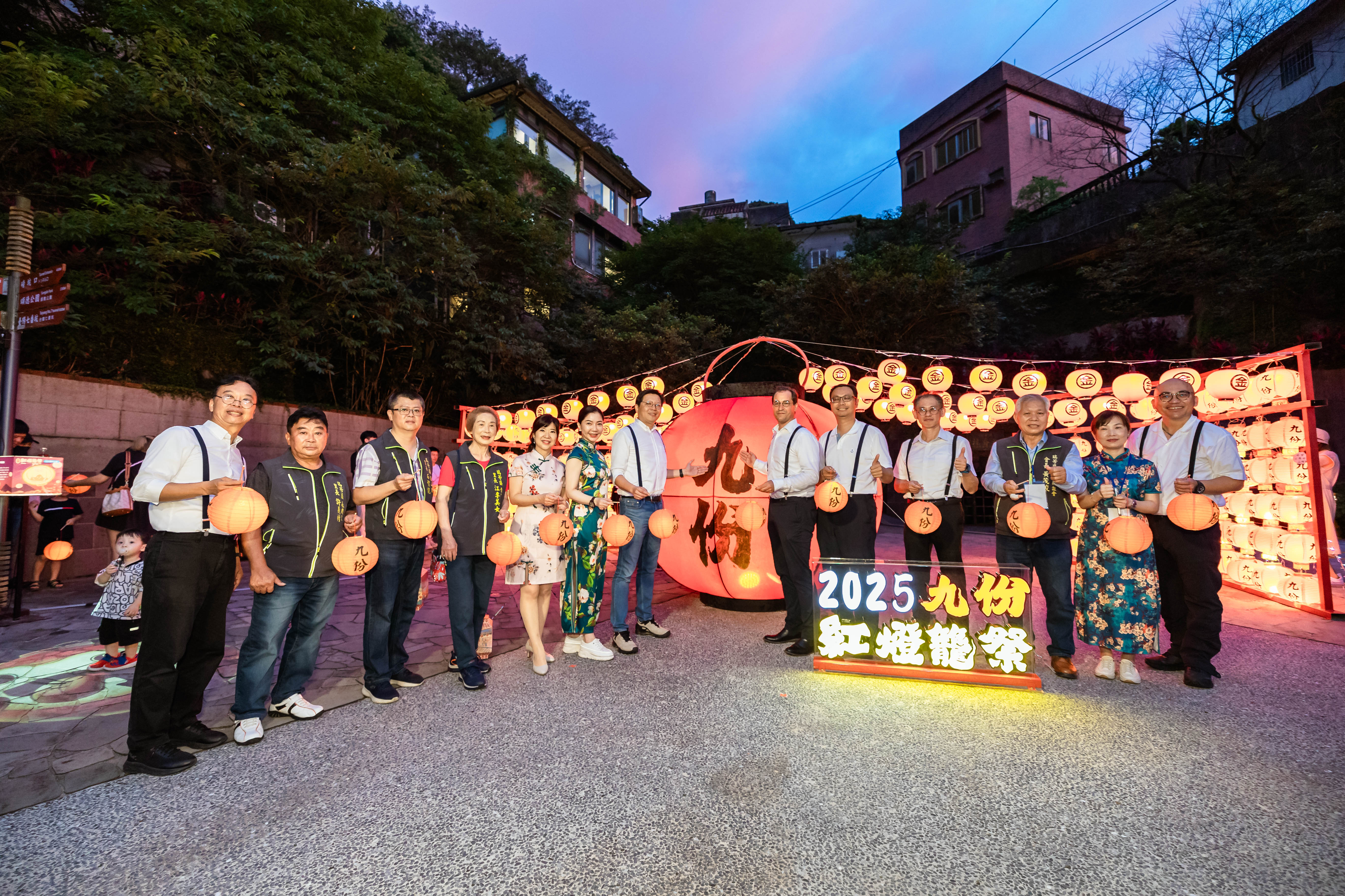  新北市朱惕之副市長與貴賓於五番坑公園《祈福田》前合影，象徵祈福與希望