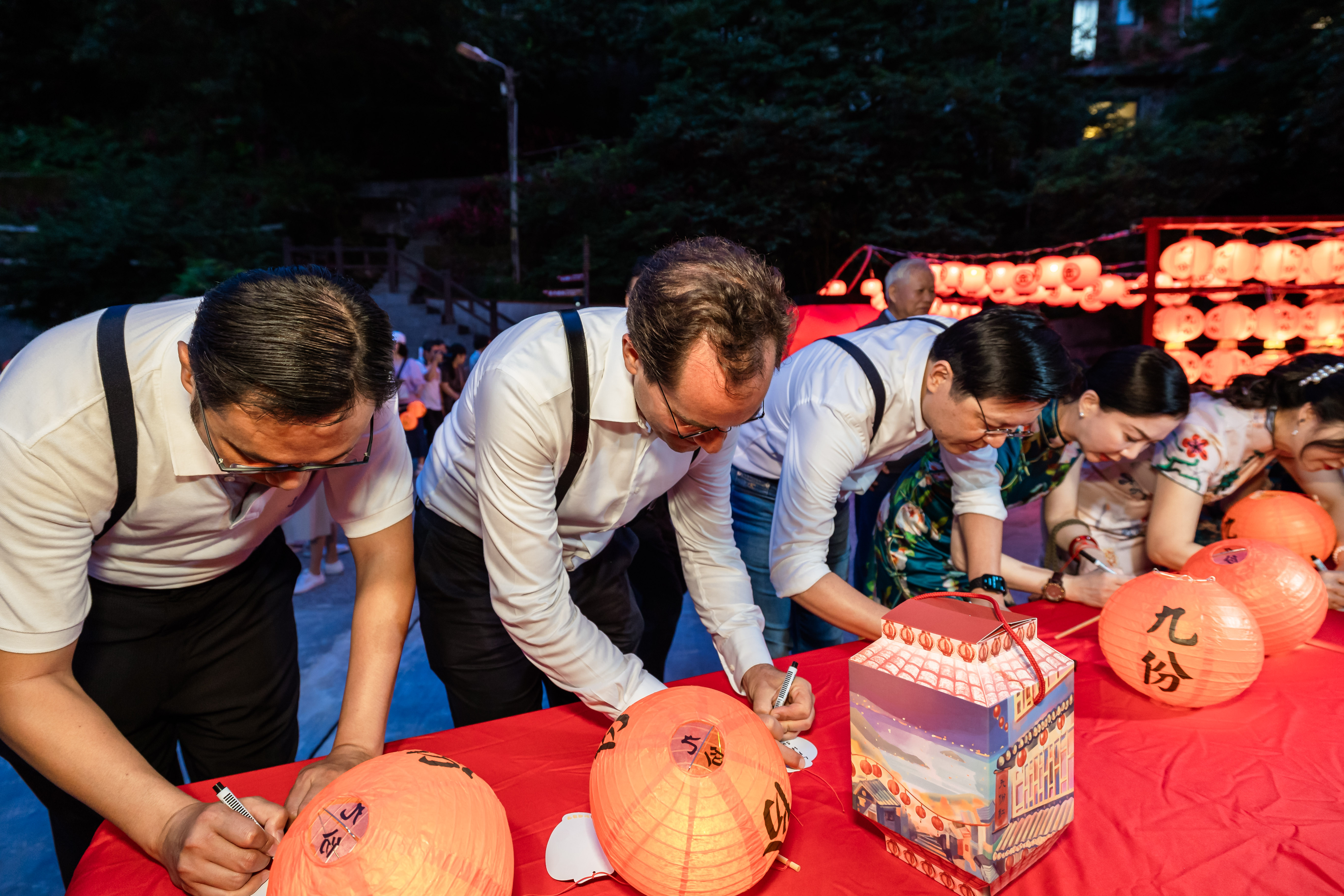 新北市朱惕之副市長與貴賓於五番坑公園《祈福田》寫下祈願願望，共築心願之海。