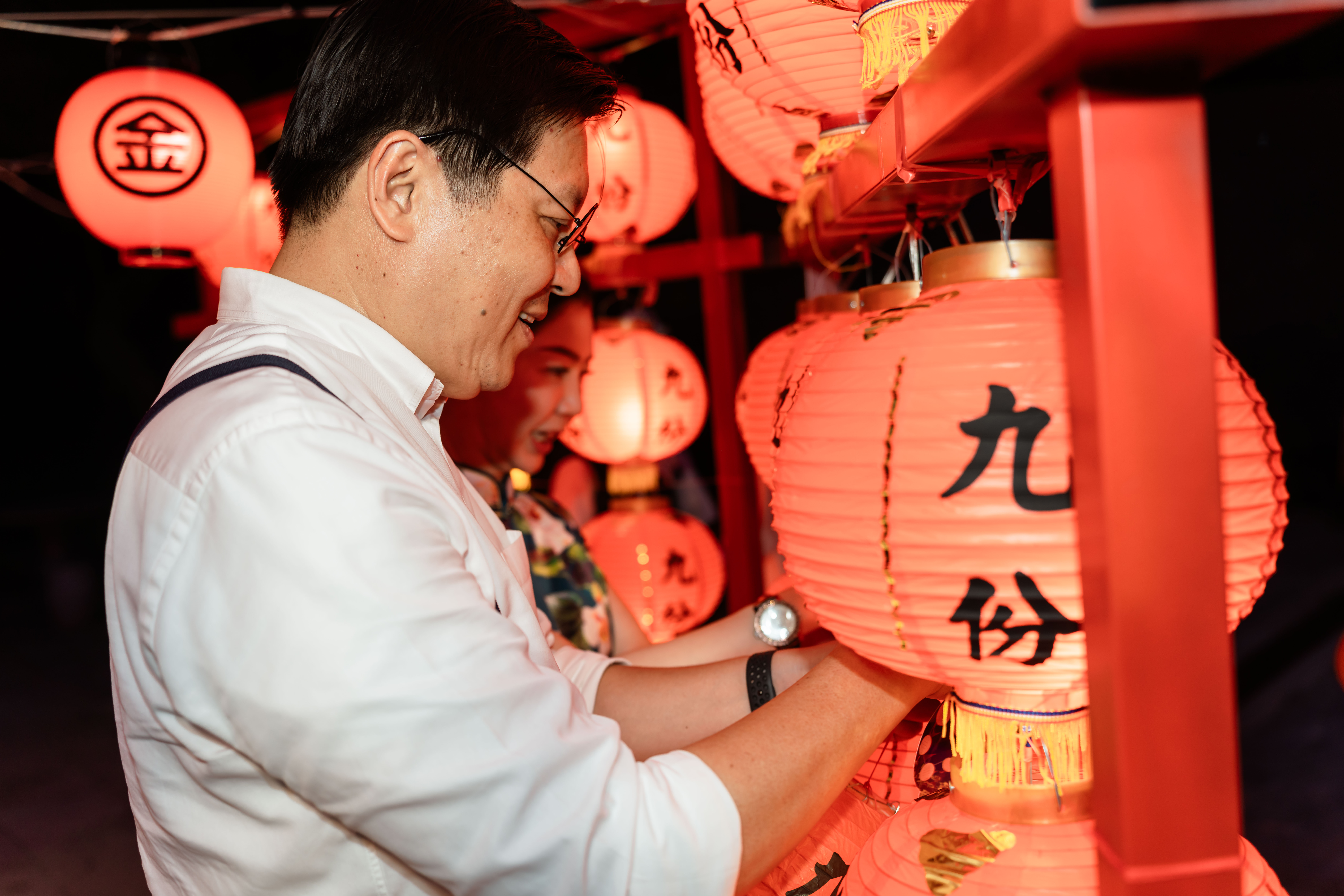  新北市朱惕之副市長與貴賓於五番坑公園《祈福田》將祈願卡掛於紅燈籠下方，共築心願之海。