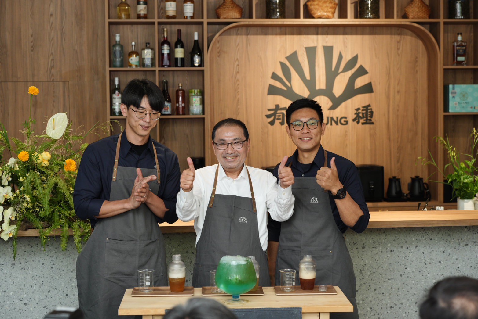  市長侯友宜(中)化身一日店長與茶青共同體驗特色調飲製作