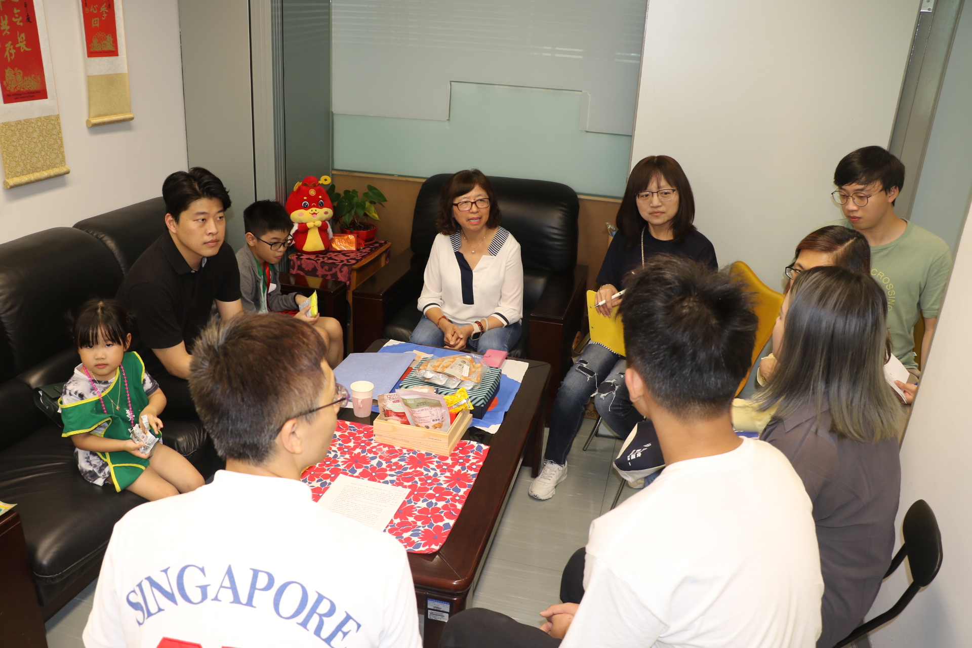  安置兒千千（背對鏡頭右1白衣者）有個籃球夢 新北市社會局媒合資源來幫助實現
