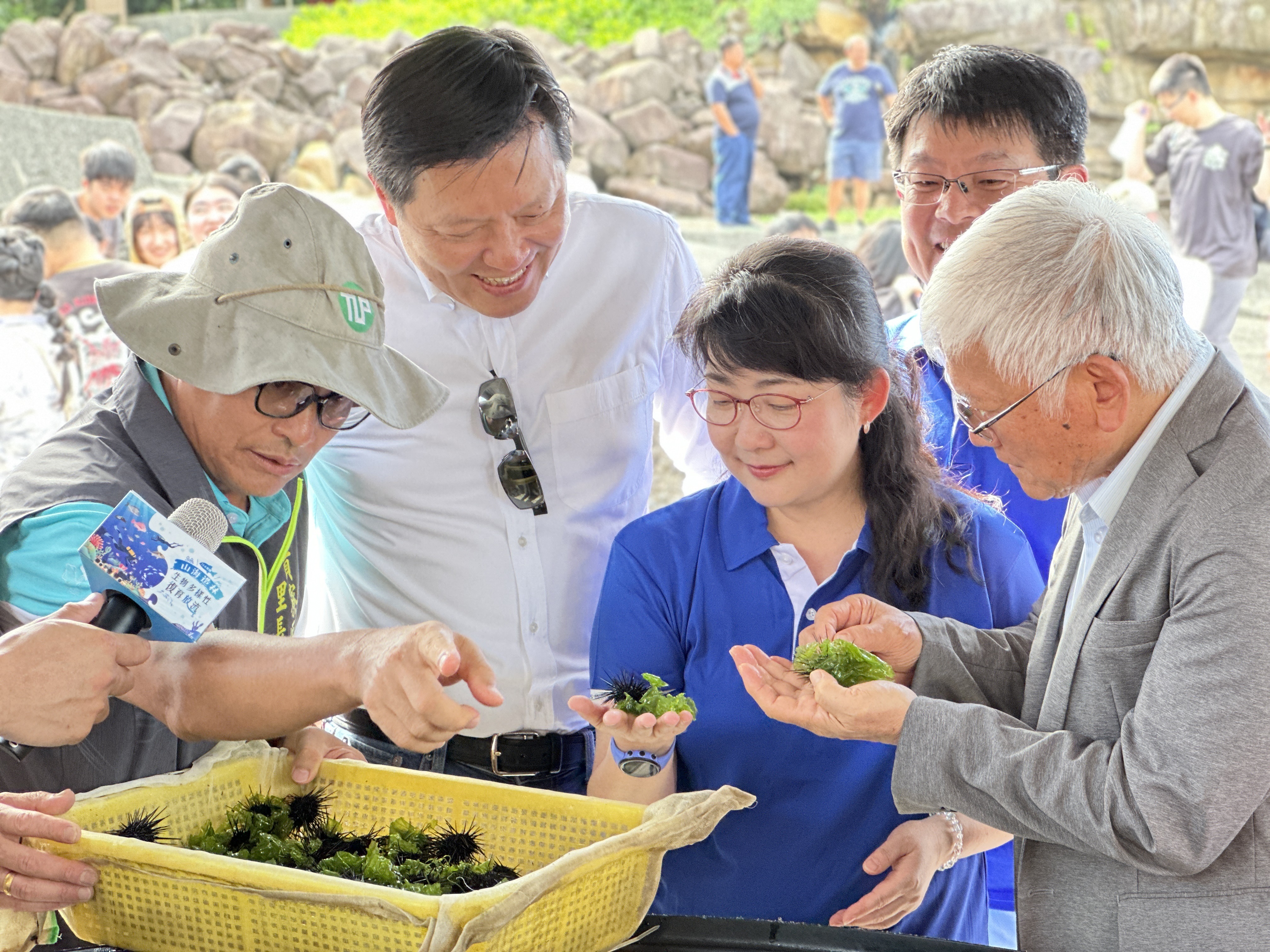 副市長朱惕之與緯穎永續基金會楊琬如、財團法人金屬工業研究發展中心董事長林仁益共同聽取海膽養殖試辦計畫介紹