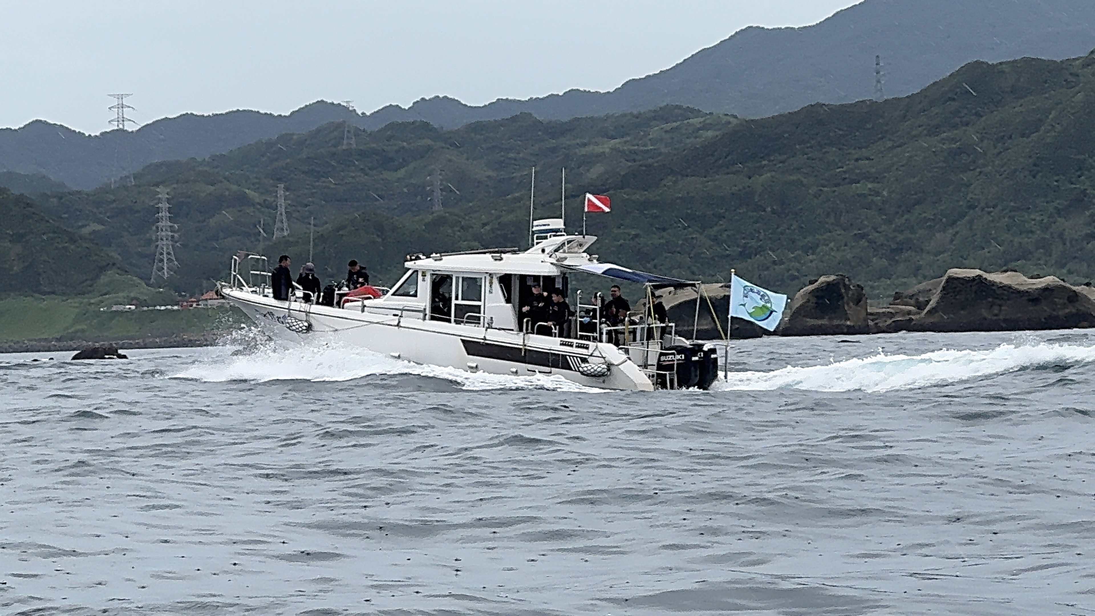 「藍海艦隊」出航至瑞芳區瑞濱岩礁北側外海實地清除海底廢棄物