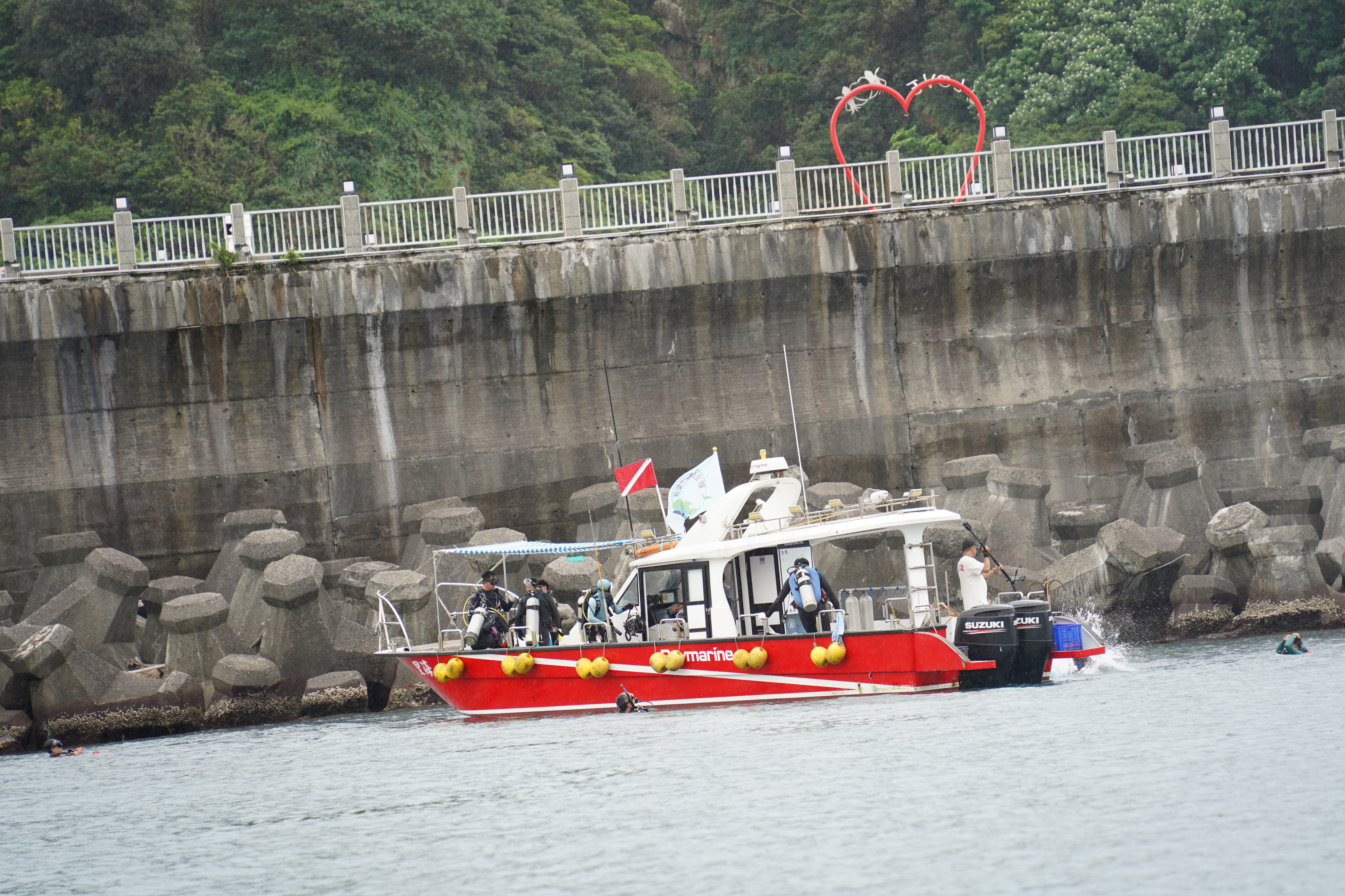 「潛海戰將」準備深入海底，清除海洋廢棄物