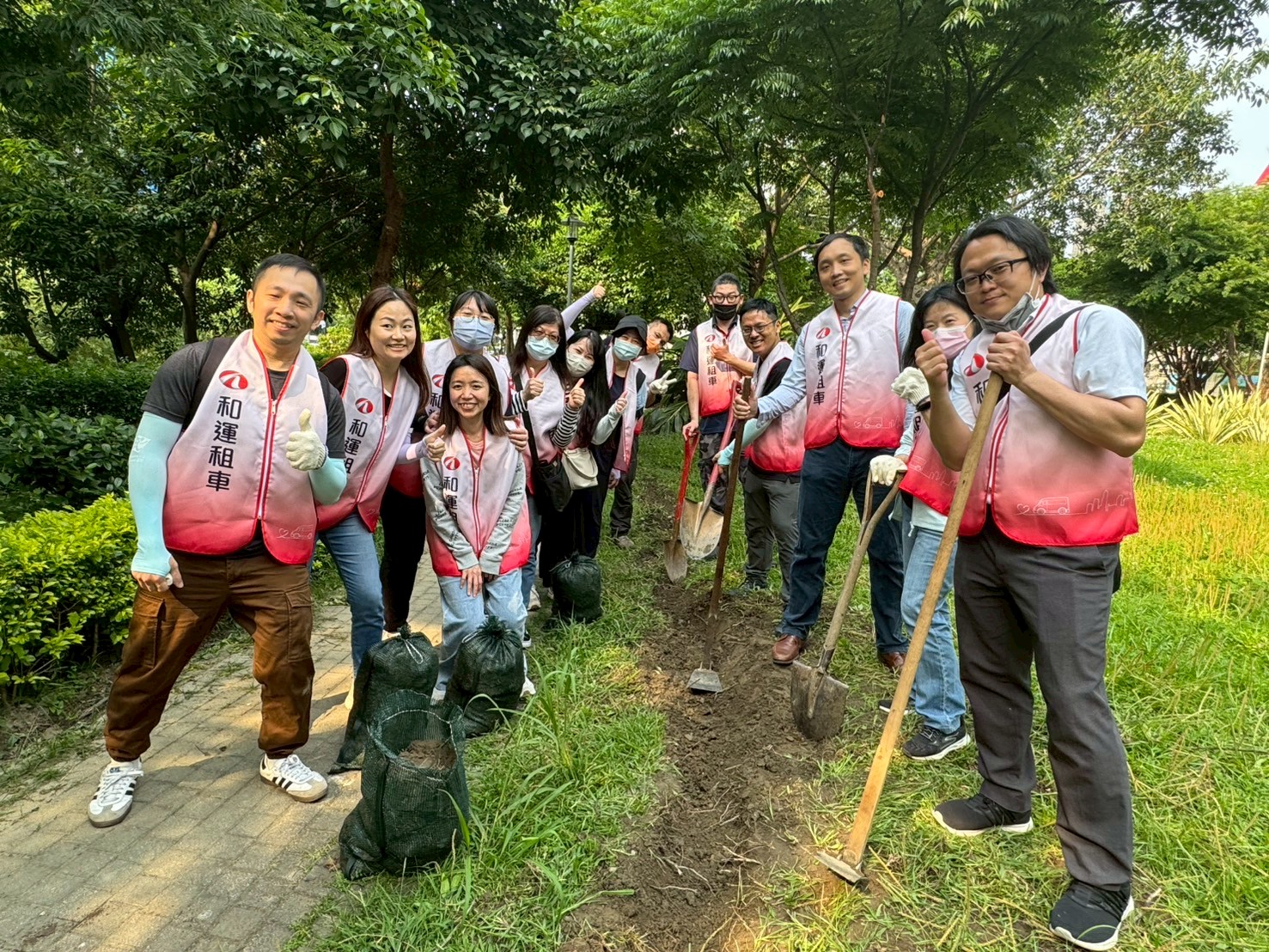 和運租車員工參加志工體驗，合作清除外來種植物及挖掘疏洪道渠道，眾人完成後與成果合影
