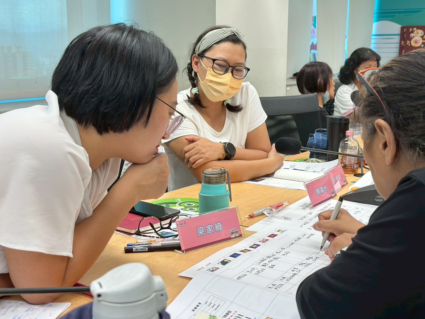 ▲參與學員分組在課程上透過實際操作認真討論、互相學習。(圖/新北市政府原民局提供)