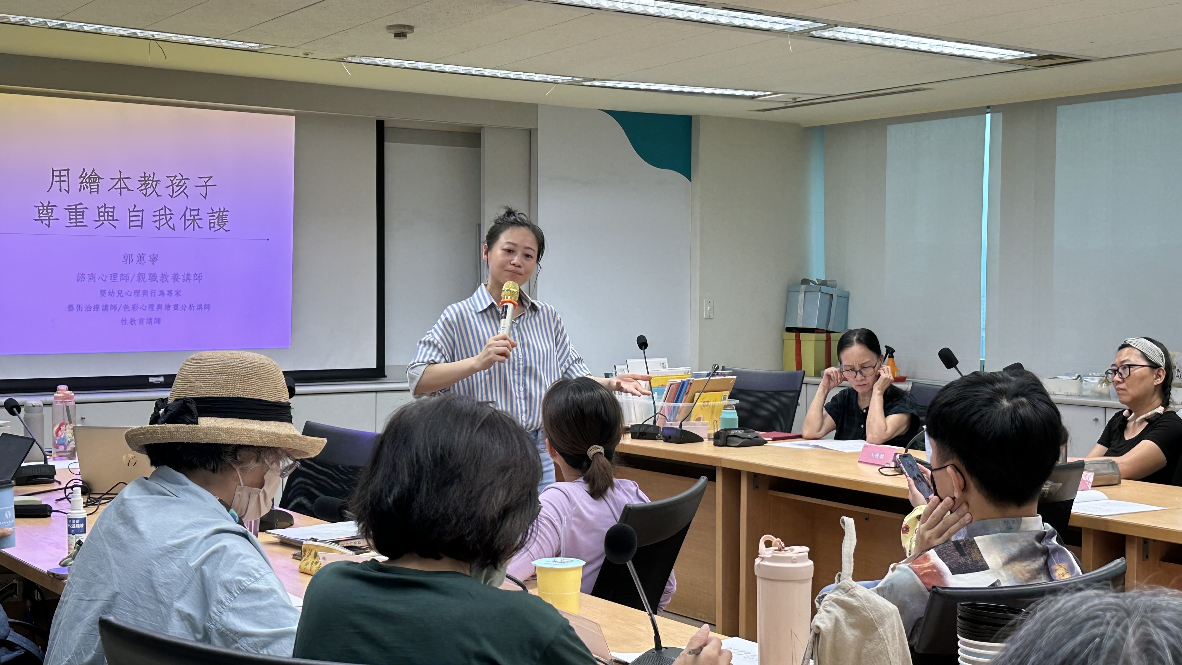 ▲心理諮商師郭蕙寧老師透過繪本與學員練習如何用簡單的語言與孩子談論身體界線、性別角色與情緒表達。(圖/新北市政府原民局提供)