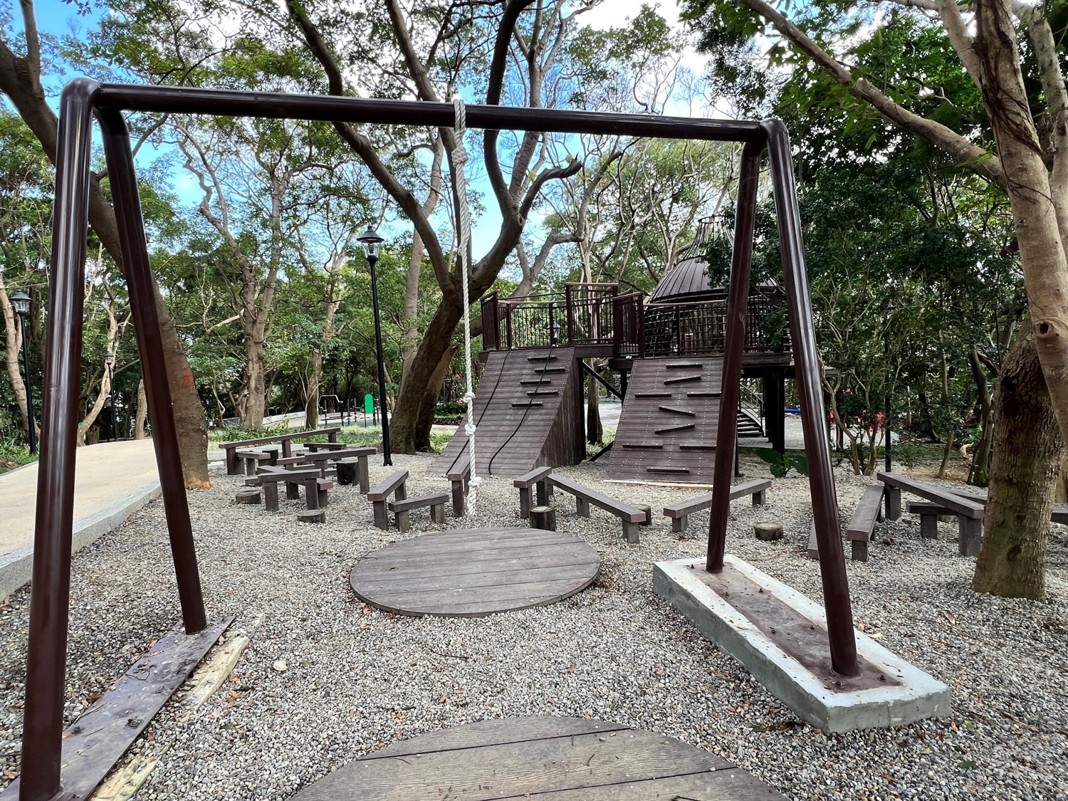 中和嘉穗公園以「整座公園就是我的健身房」為概念，融合自然地形與森林意象，打造兼具運動與休憩功能的城市綠地