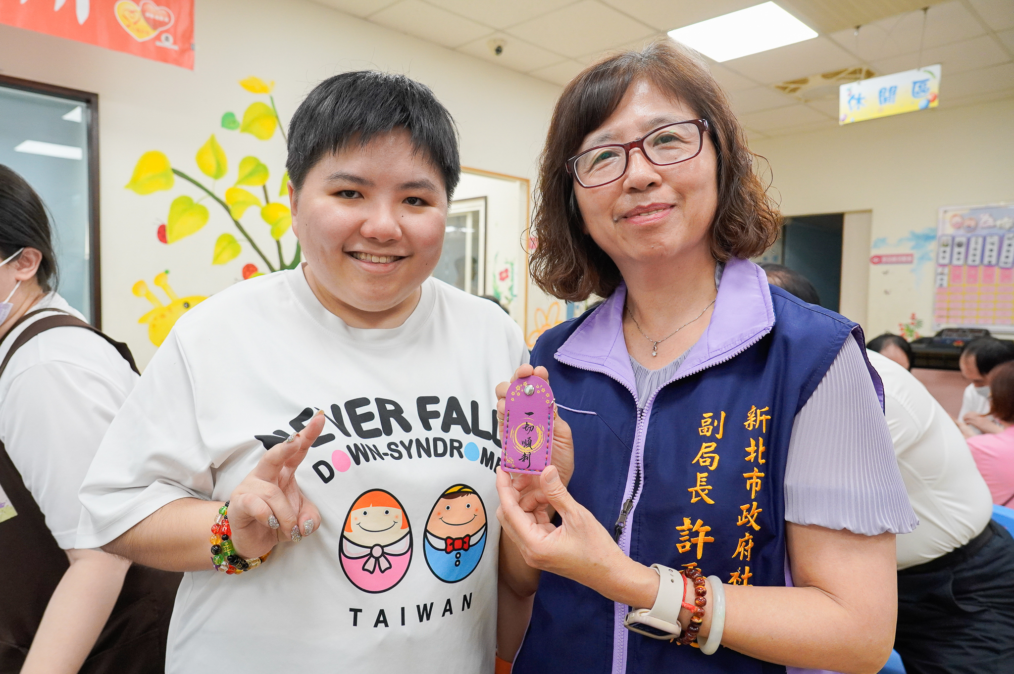 社會局副局長許秀能和唐氏症青年共同完成手作祈福吊飾