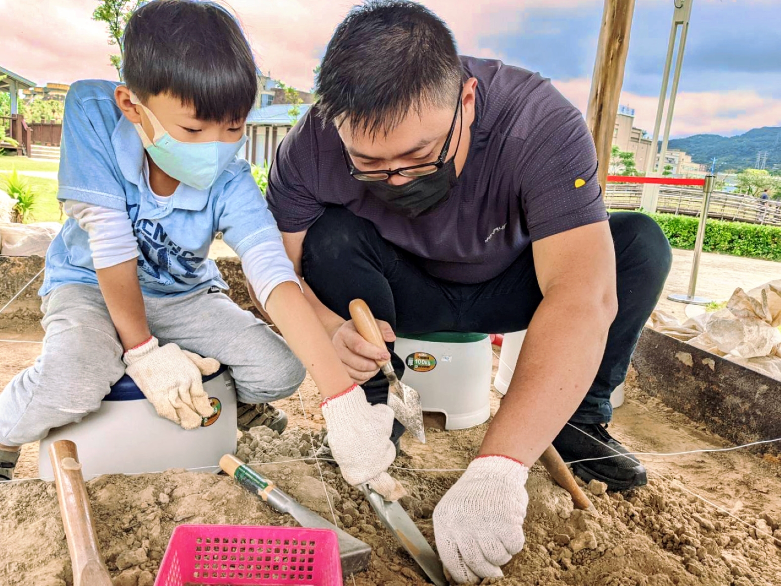 十三行博物館與成功大學考古學研究所聯手舉辦「仁里遺址考古體驗親子營」，帶領親子親身體驗考古發掘完整流程。.