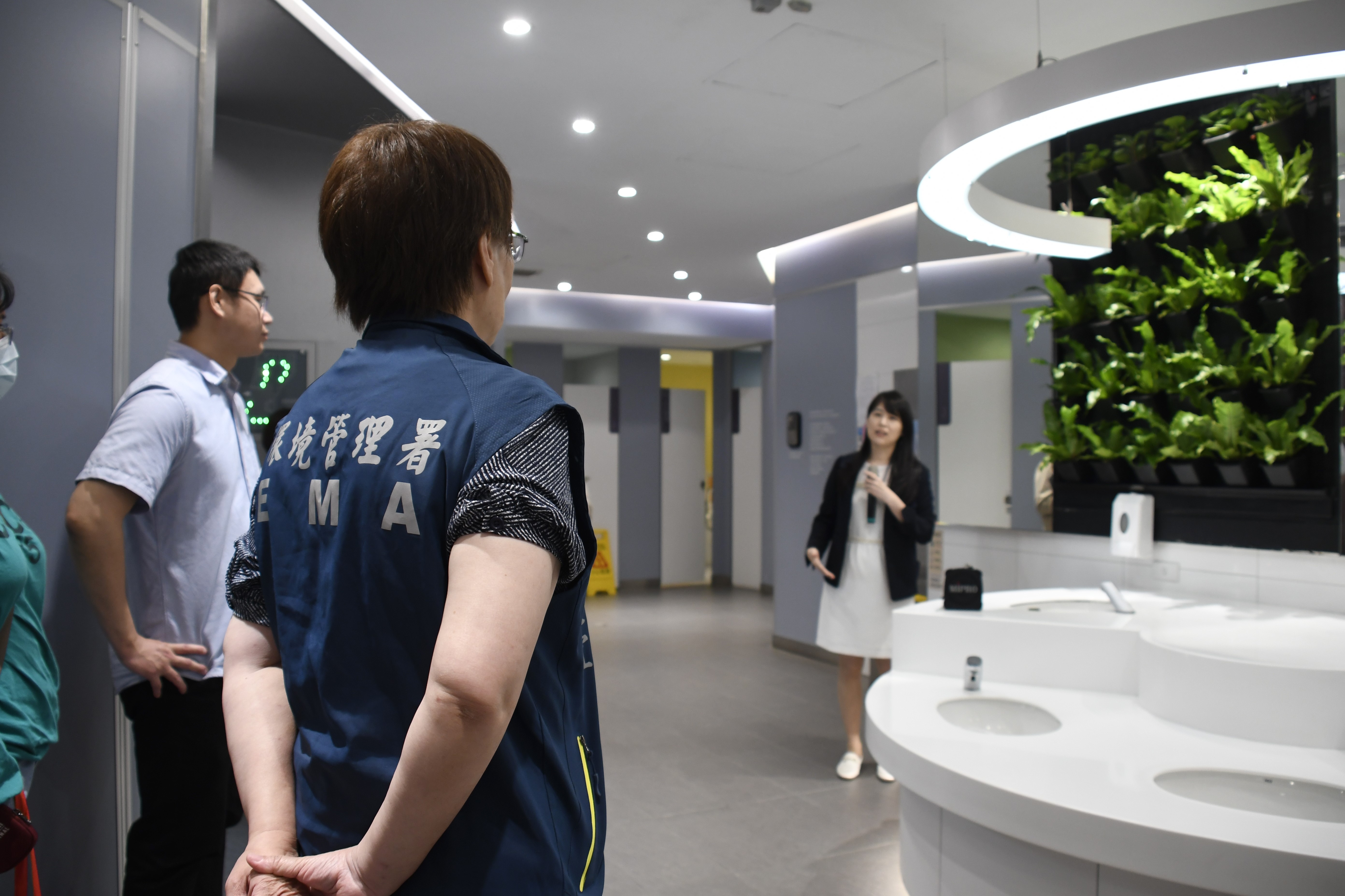 詹設計師說明新北市政府B1竹筍區性別友善廁所設計理念