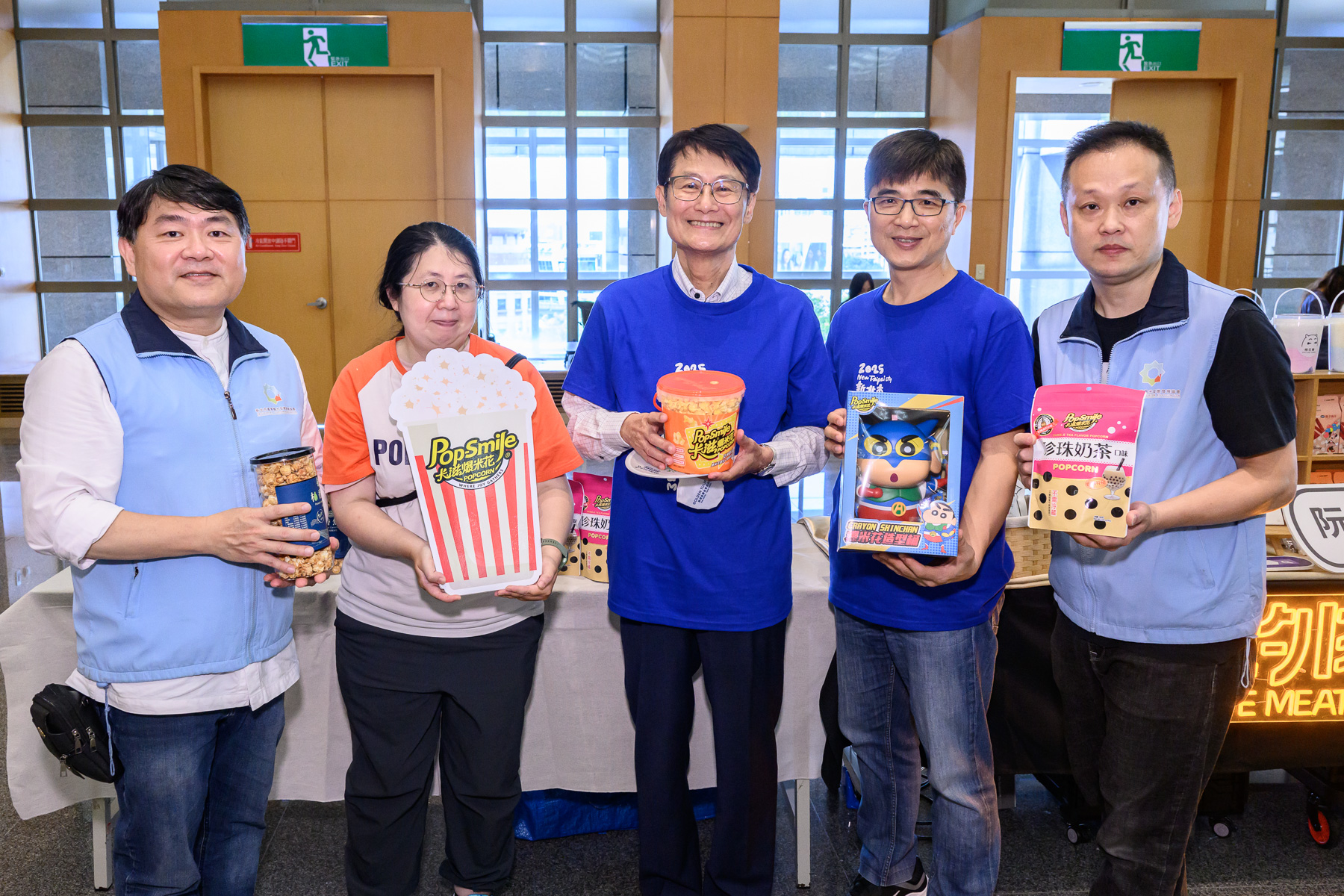 新北市副市長陳純敬（中）於「新北夏の旅」夏季系列活動發布記者會中，與多家新北市優良旅宿及知名觀光工廠業者，共同宣傳繽紛多樣的旅遊選擇。