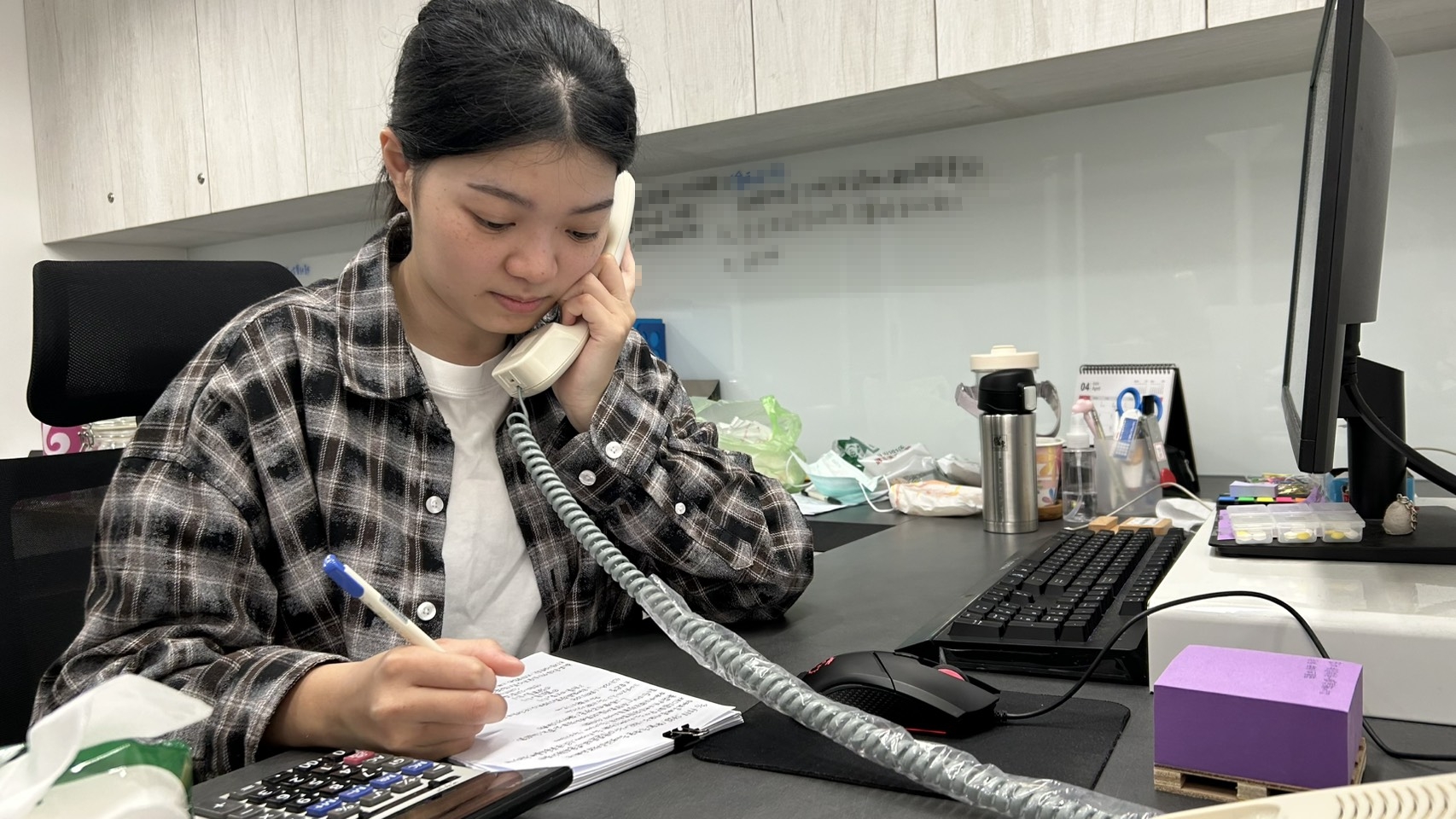 青年擔任會計助理工作照片1