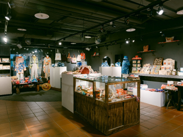 新北客家文化園區文創店內部空間一隅，展示多款客家設計好物