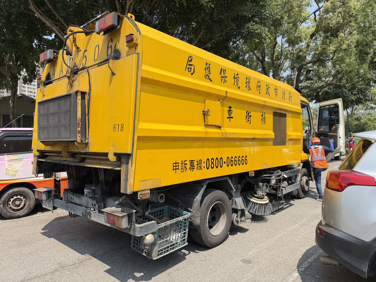  掃街車執行分隔島兩側快車道清掃勤務。