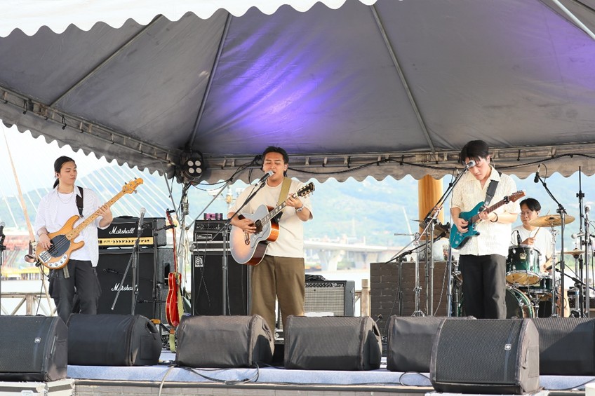 為期三天的「海洋獨立音樂大賞」，30強賽今（20）日起在淡水漁人舞台熱情開唱。現場隨著每一首樂曲的高潮推進，氣氛沸騰。