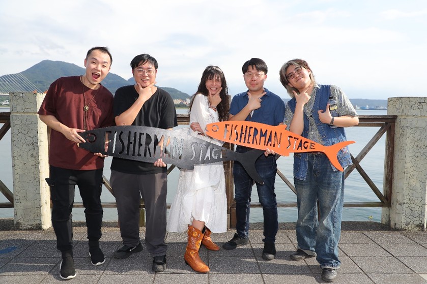 比賽團體與象徵漁人舞台精神的「鰆魚旗幟」合影。