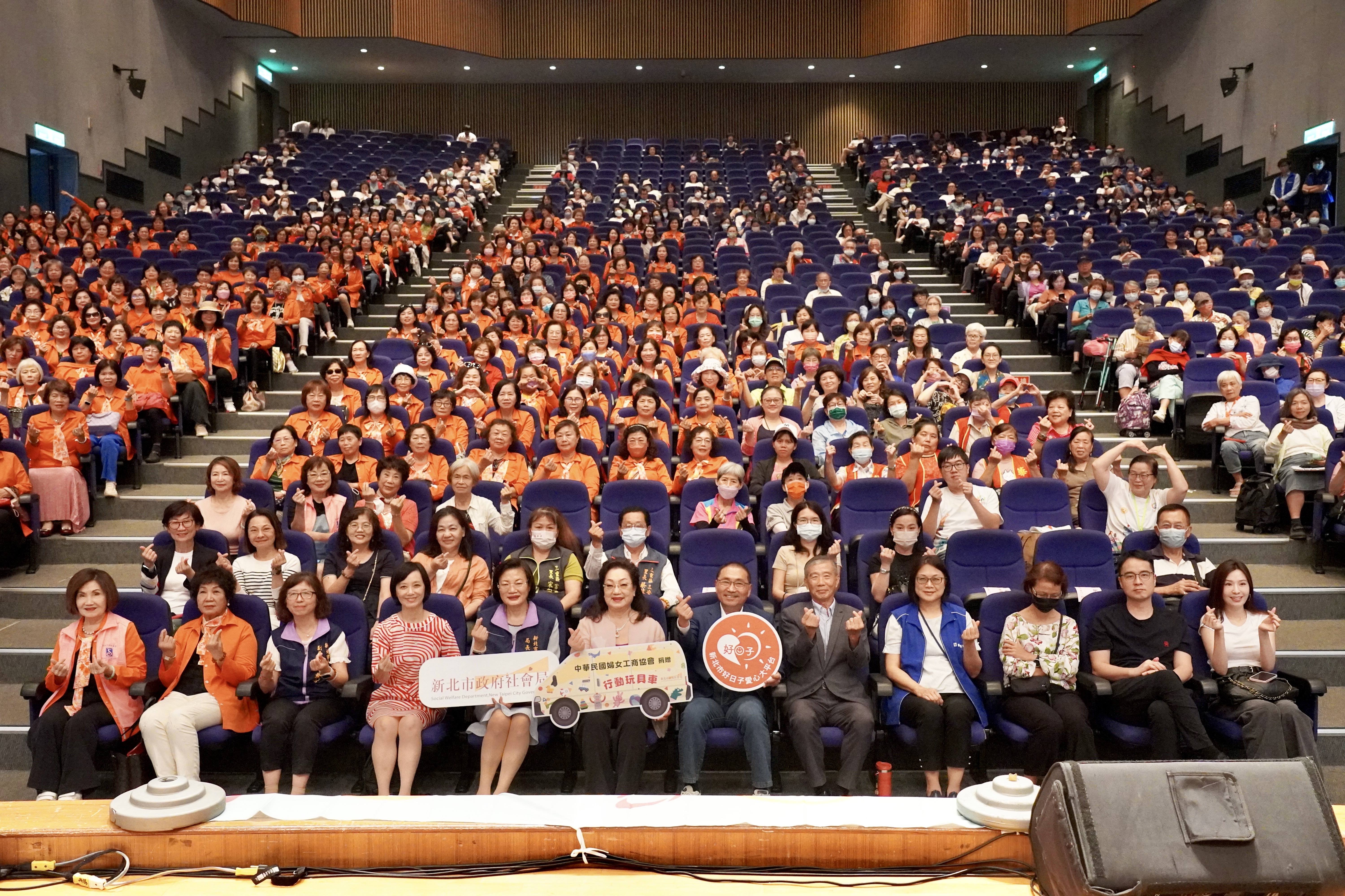 中華民國工商婦女協會攜手財團法人富邦慈善基金會於21日舉辦公益講座暨「行動玩具車」捐贈儀式