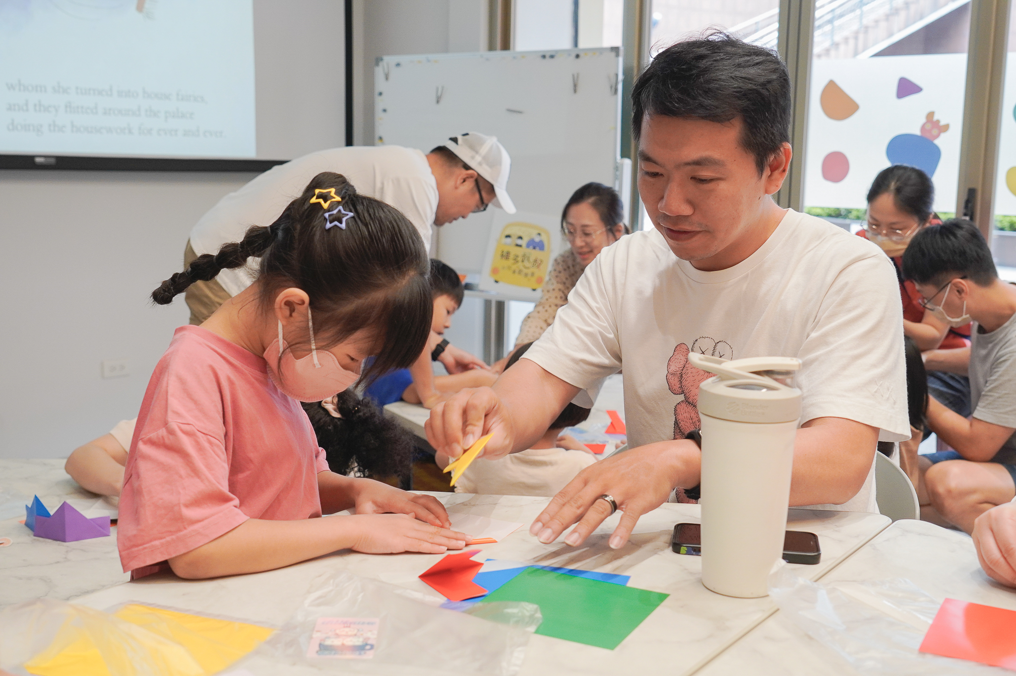 家長爸爸陪著女兒一起手作DIY