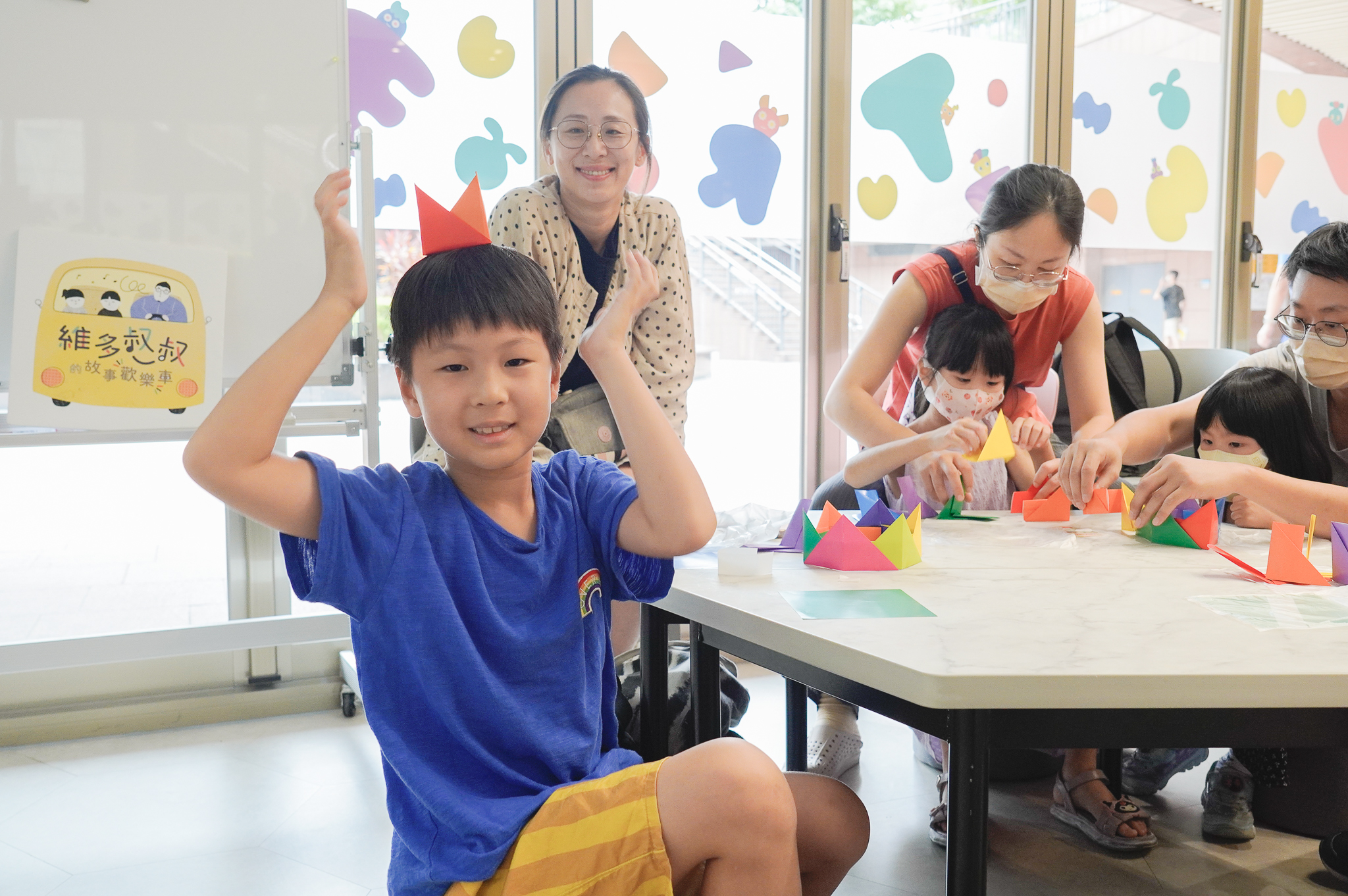 參與活動的小男孩開心展示手作成品