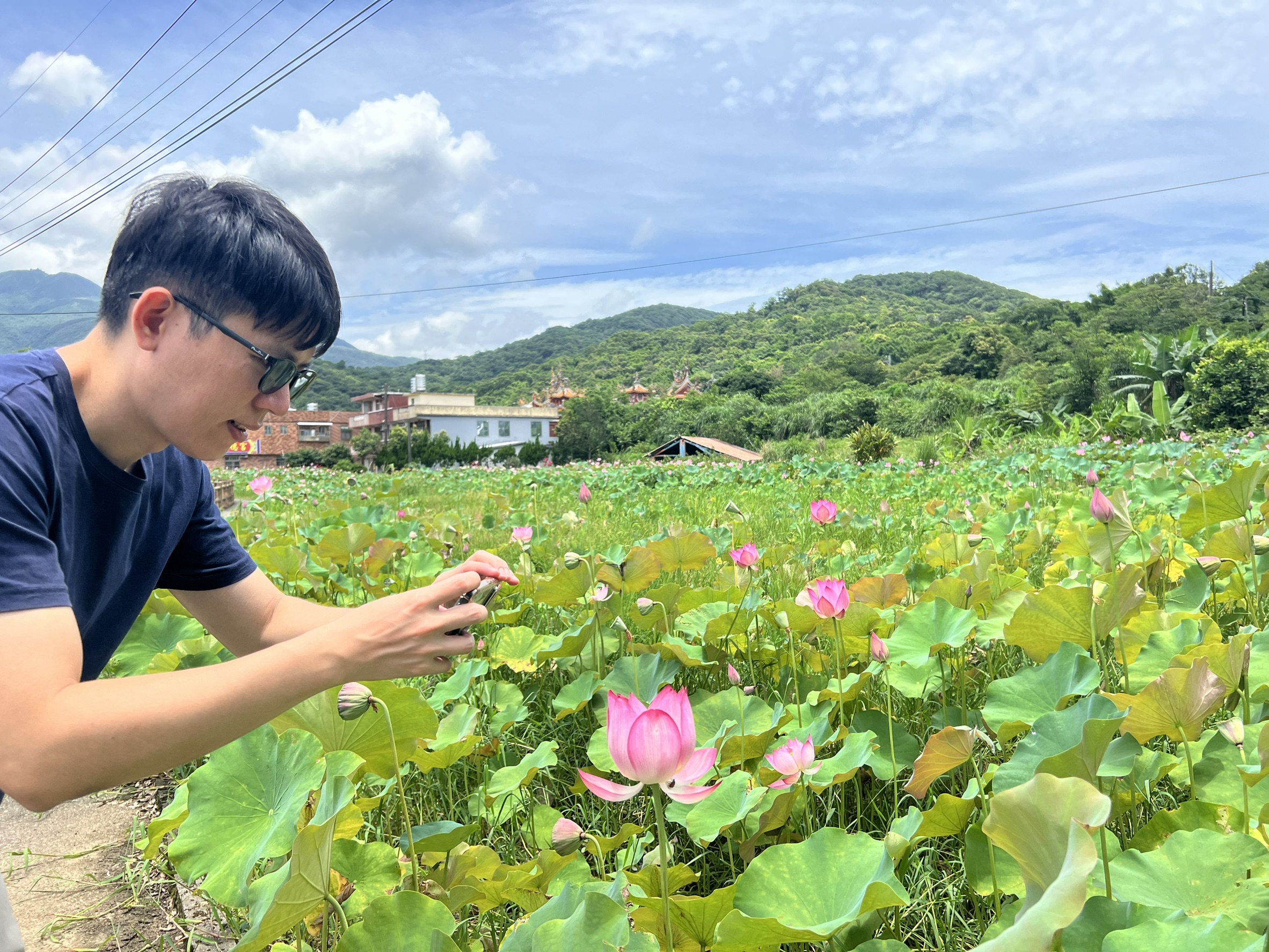 民眾搶拍牡丹蓮.jpg