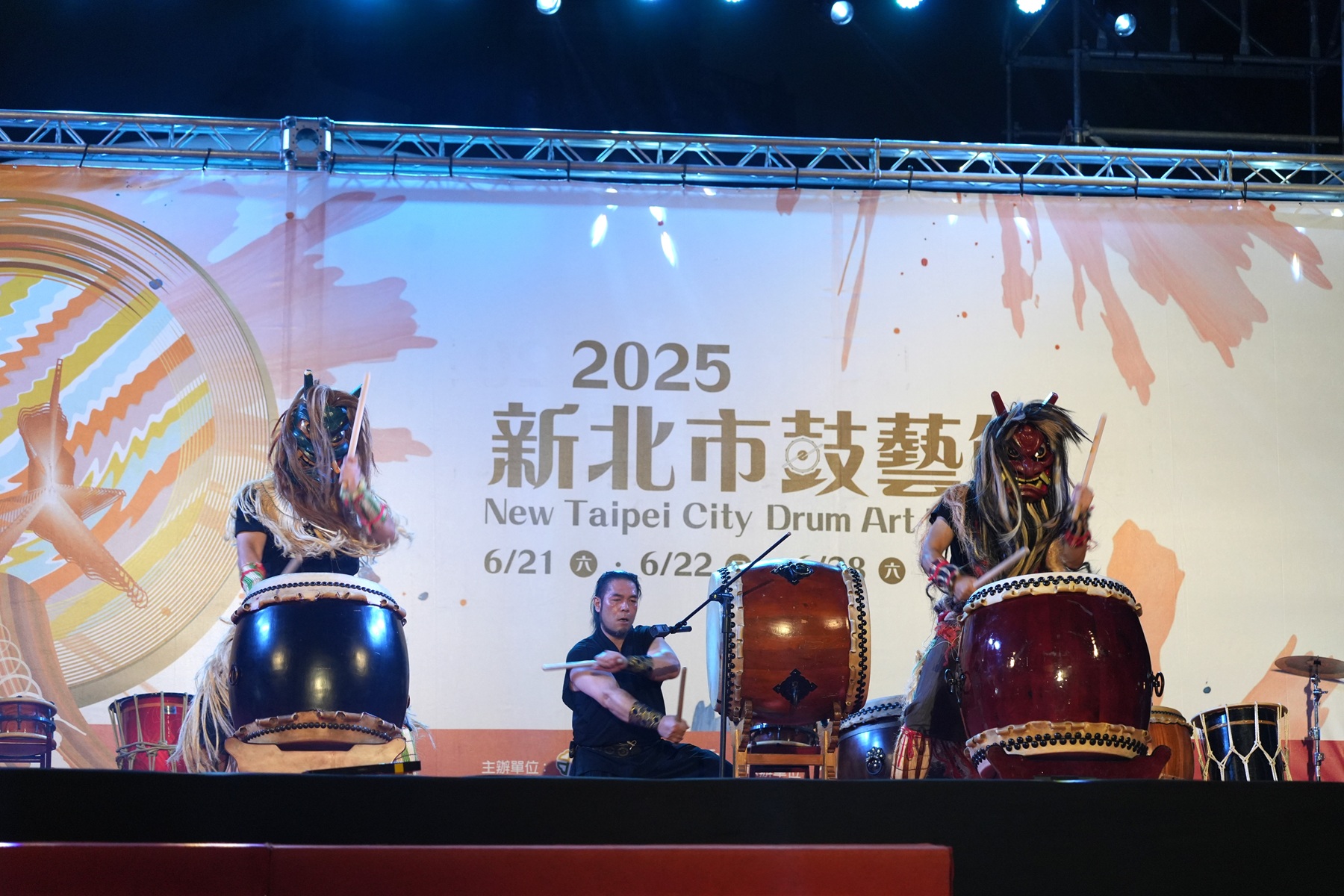 跨海來臺的日本「NAMAHAGE鄉神樂太鼓團」小林義隆團長(中)，以鼓聲展現日本男鹿半島著名的Namahage(生剝鬼)儀式。