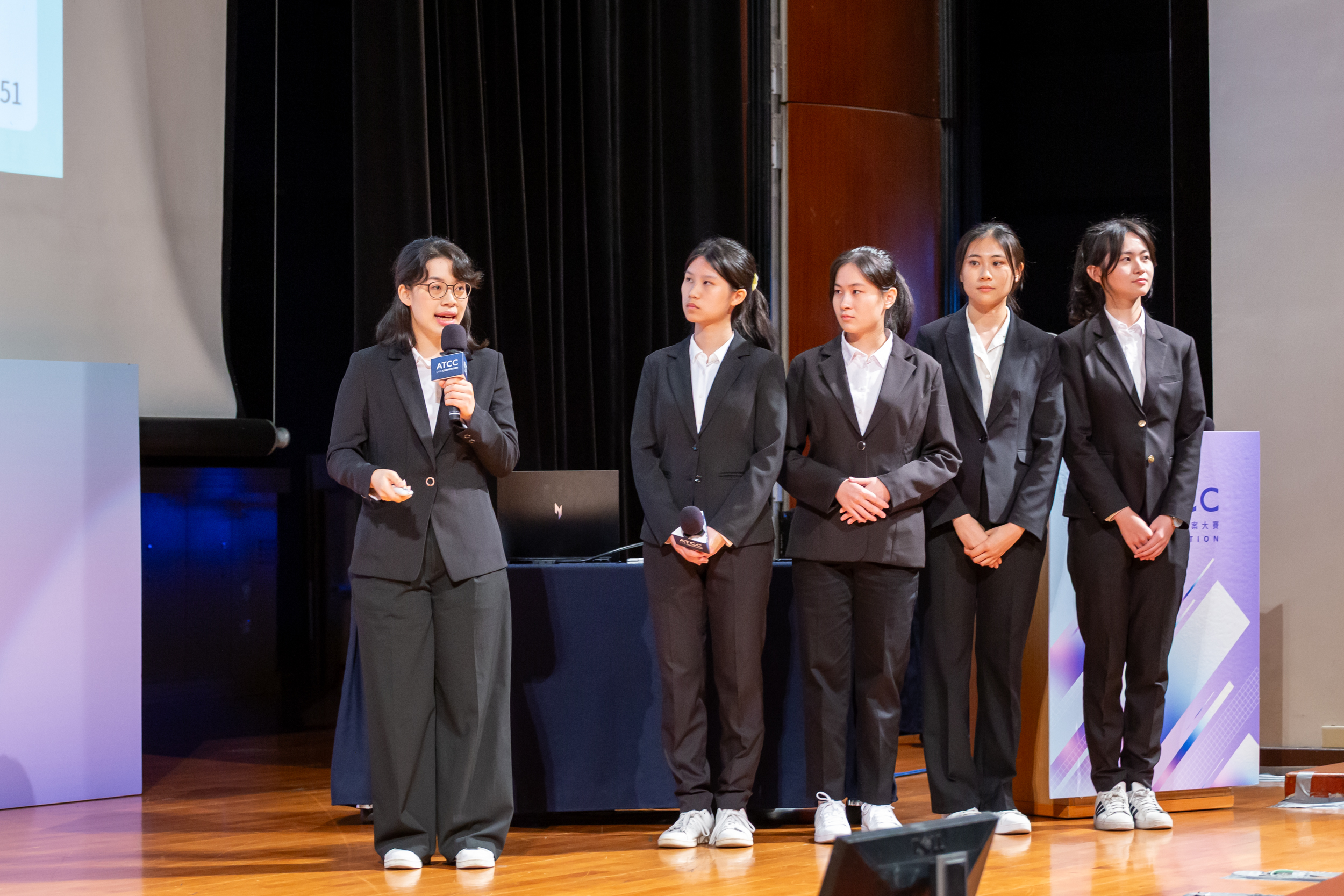 造橋鋪路團隊由五位大一學生組成，是本屆最年輕團隊之一，(由左至右)楊玉鉁、梁芯瑜、易昀、李宥儀、蔡瑋恩，台上簡報及應答皆從容不迫，獲評審青睞。