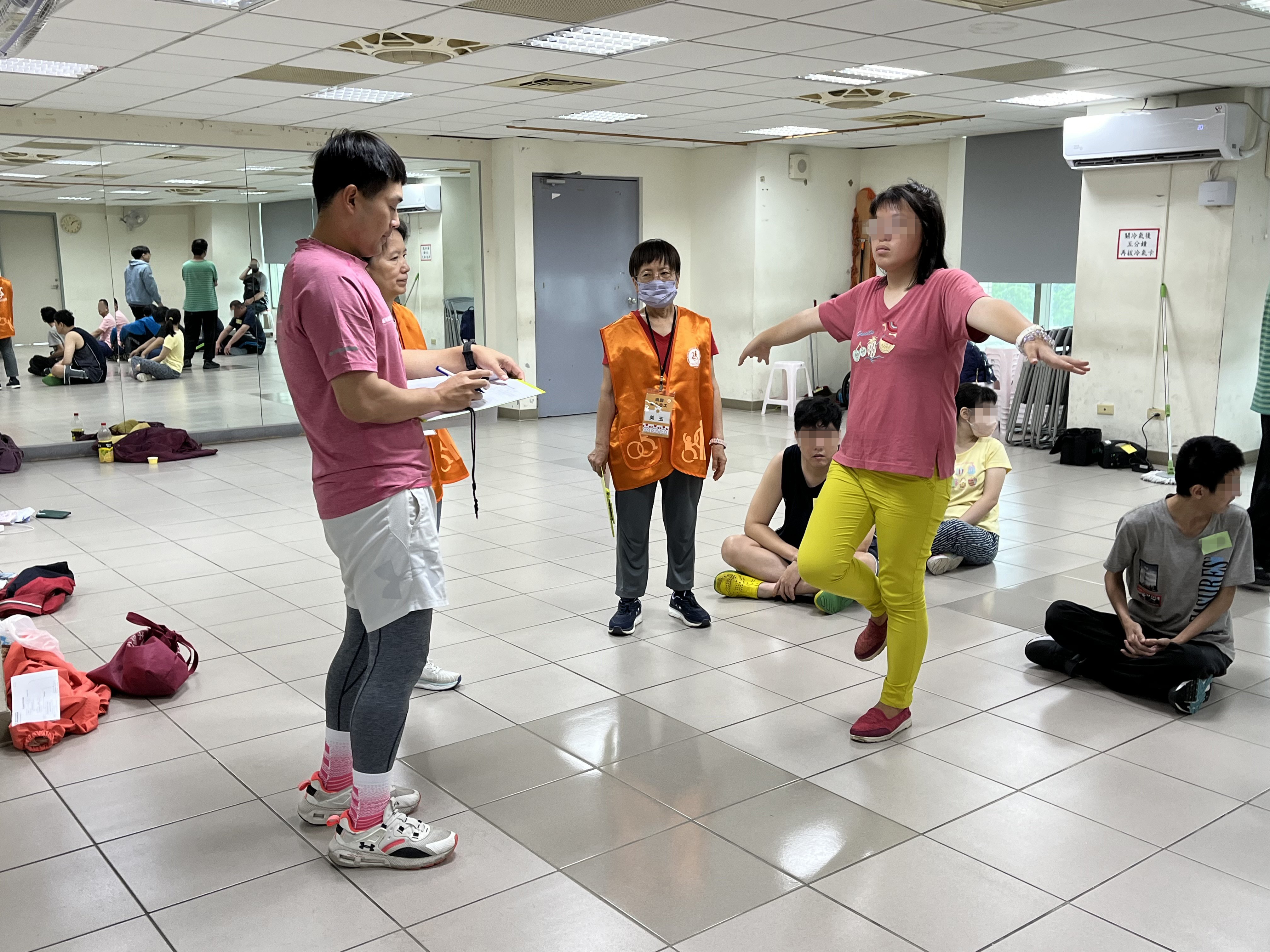  新北市樂圓服務中心社工帶領身障學員單腳獨立等測試
