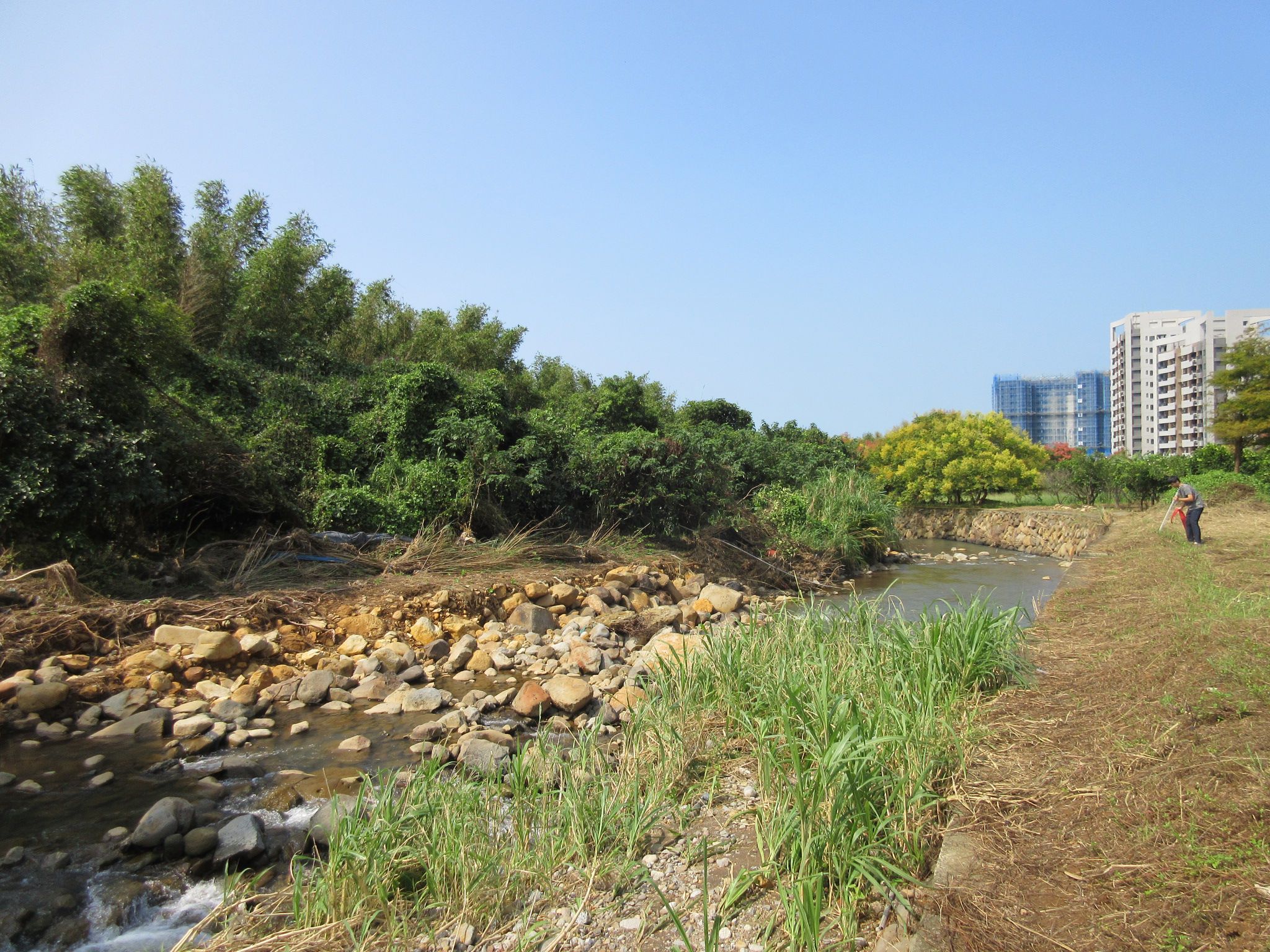 錫板溪河道受到山陀兒與康芮颱風重創，護岸柔腸寸斷