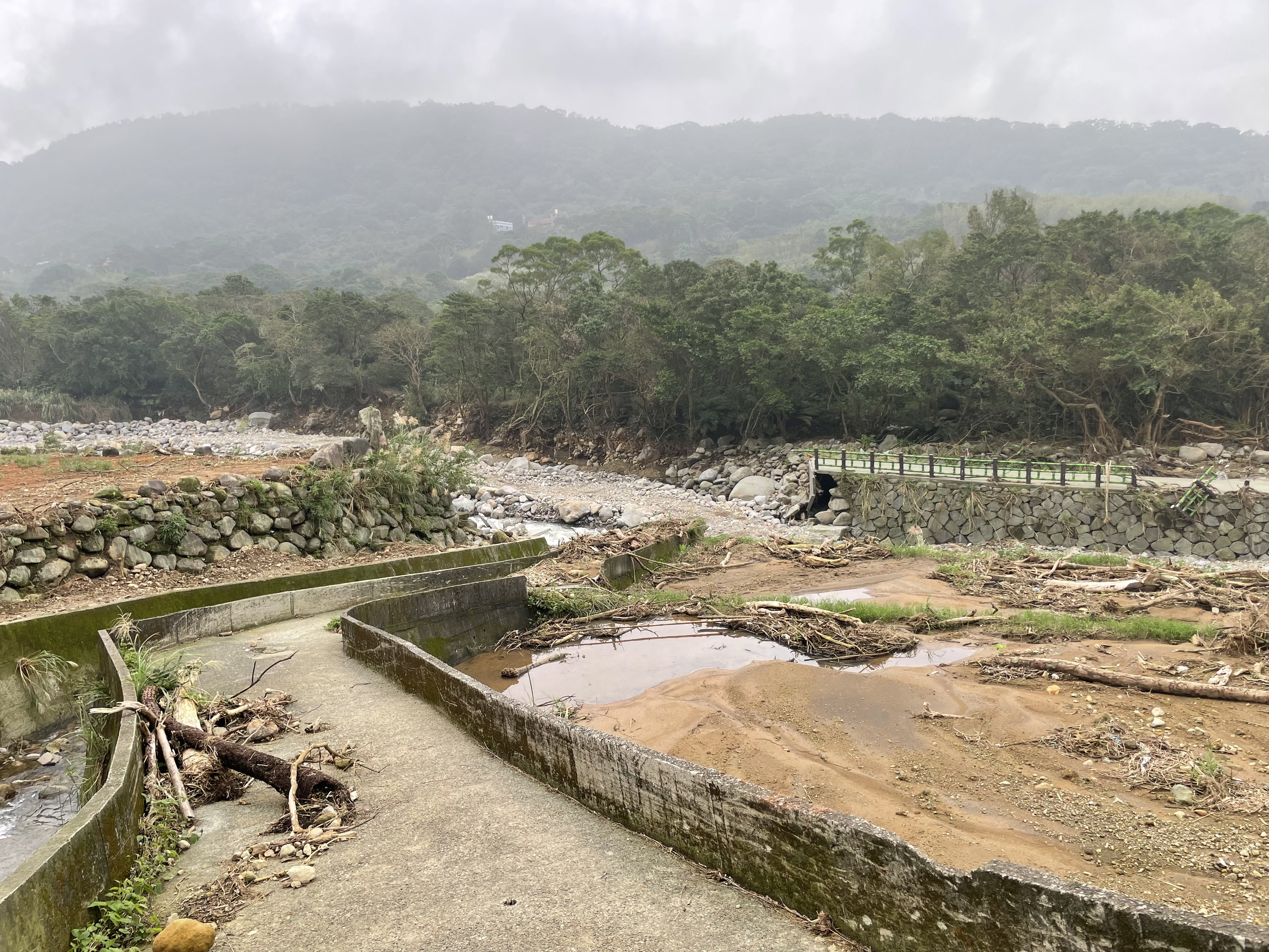 八連溪沿線護岸受到強大雨勢導致護岸損壞十分嚴重