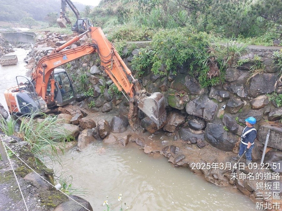 團隊調度多台機具分段協作，於狹窄河段同步作業，展現工程整合能