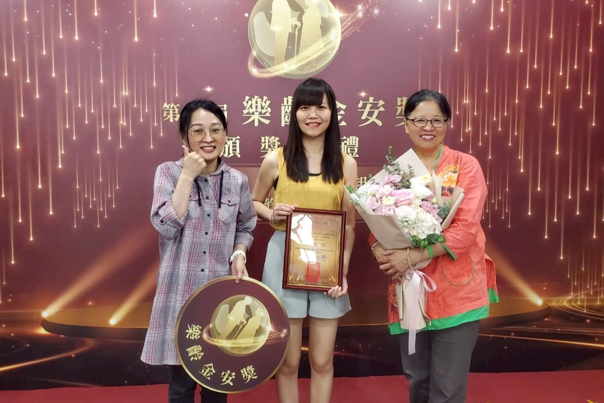 新北市家防中心陳湘壬社工(中)榮獲「樂齡金安獎」高齡身心保護組全國第二名，是唯一獲獎社政單位，家防中心主任許芝綺(右1)及督導陳家慧到場恭賀