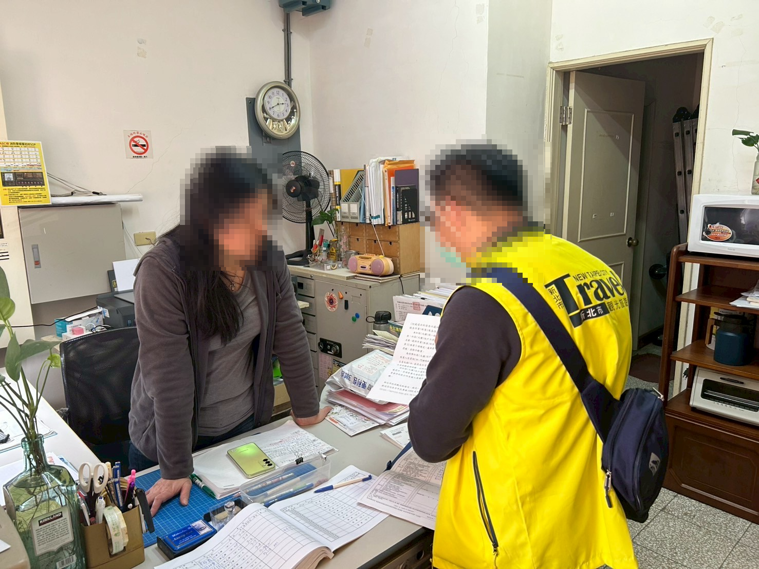  新北市政府觀光旅遊局與社區管委會合作，於接獲疑似日租案件時，即赴現場查察，同時進行相關法令宣導。