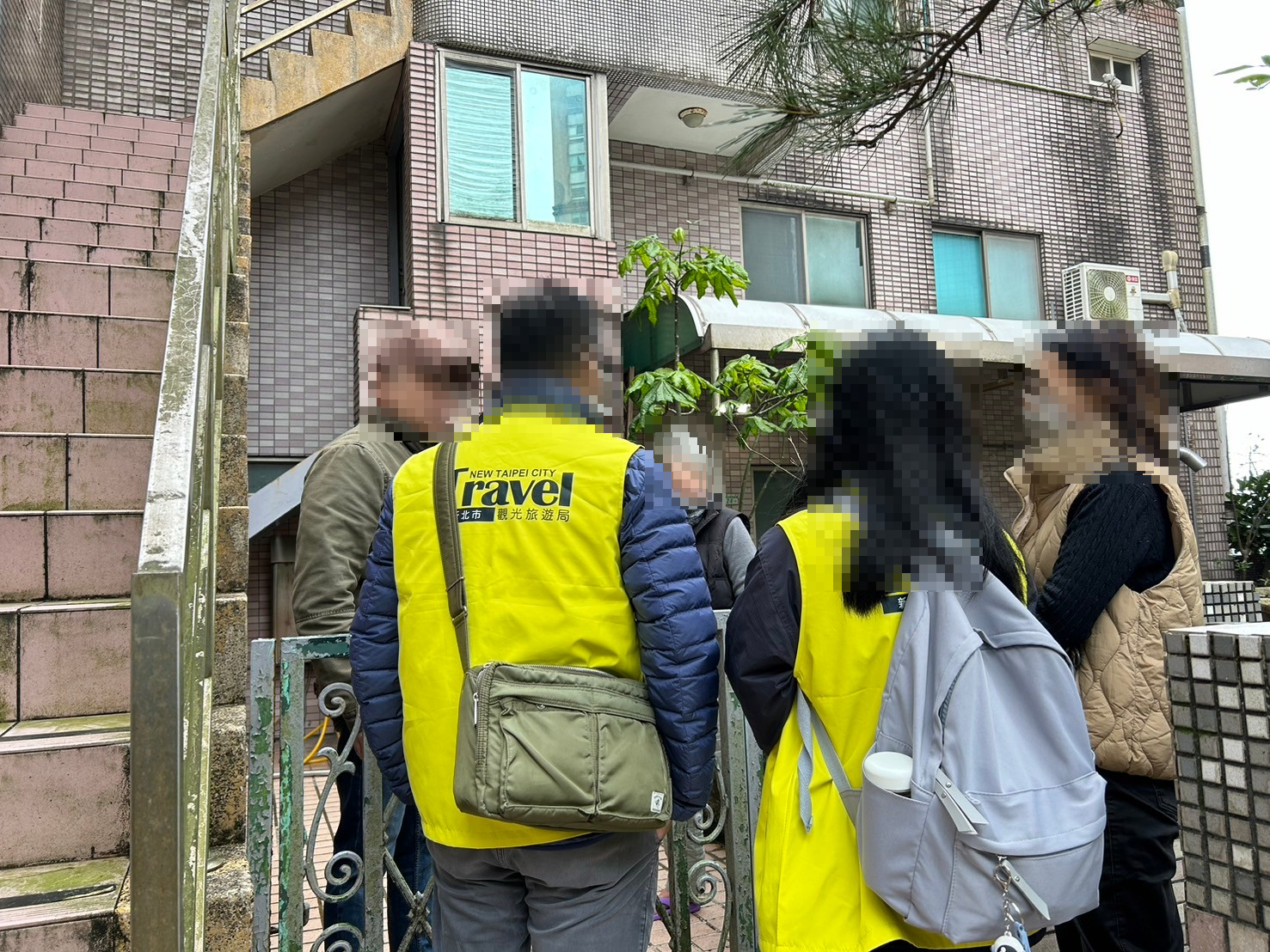 接獲疑似涉及日租套房的案件時，新北市政府觀光旅遊局立即前往現場進行查察，一經查獲將依《發展觀光條例》裁處。