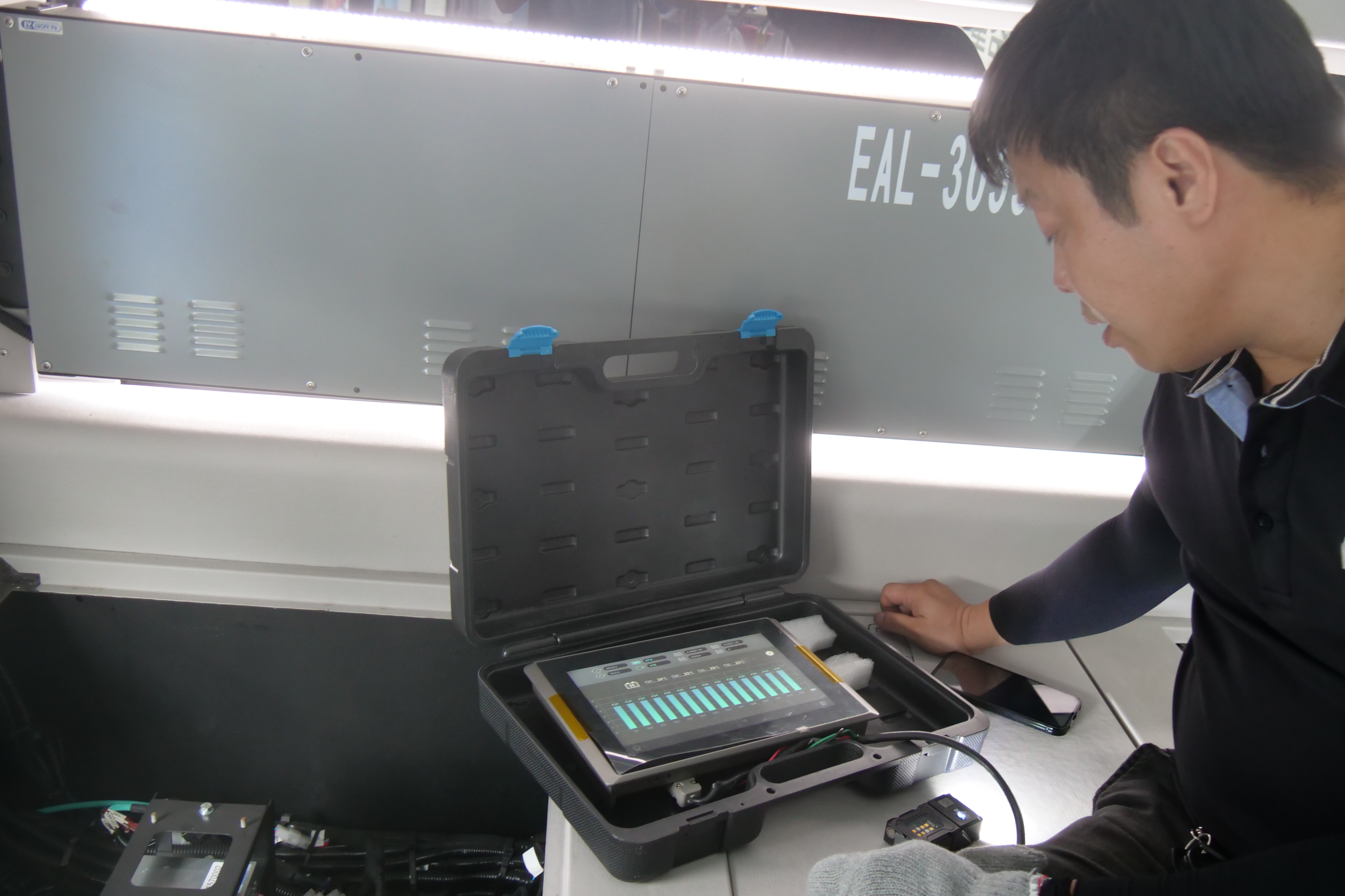 車廠技術人員進行電池檢測