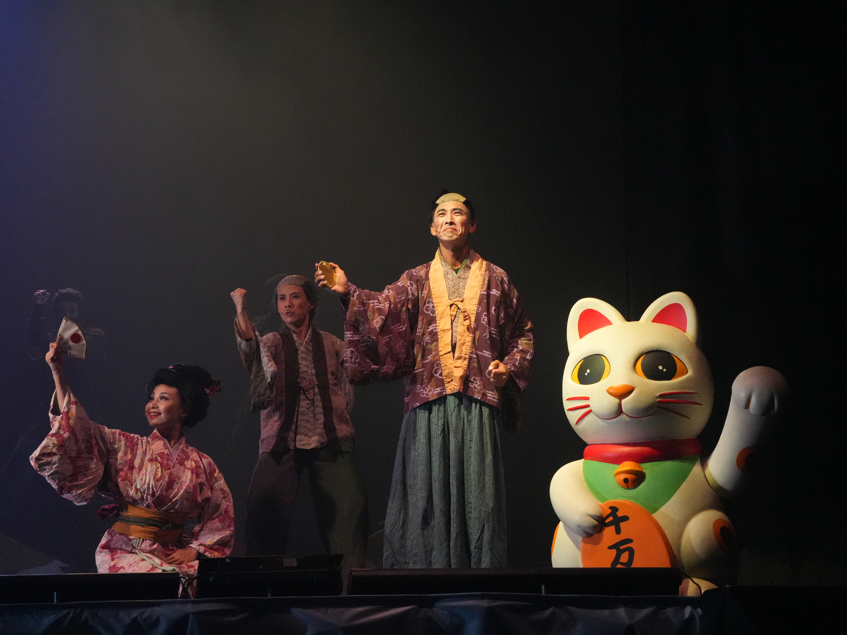 《紙風車的魔法書》〈招財貓的故事〉篇章。(照片為日前演出劇照)