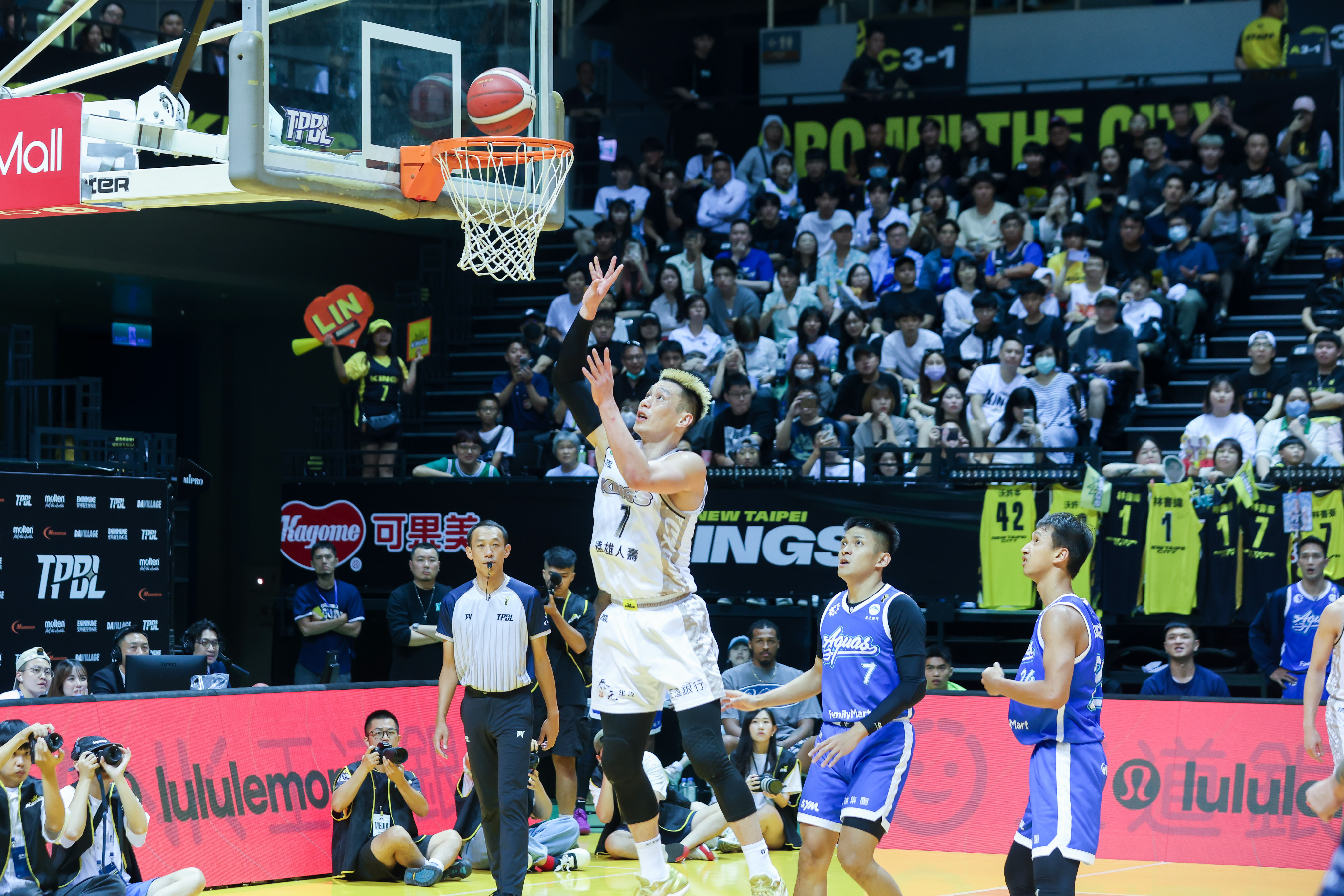新北國王以93比83擊敗高雄全家海神，全場氣氛嗨到最高點。