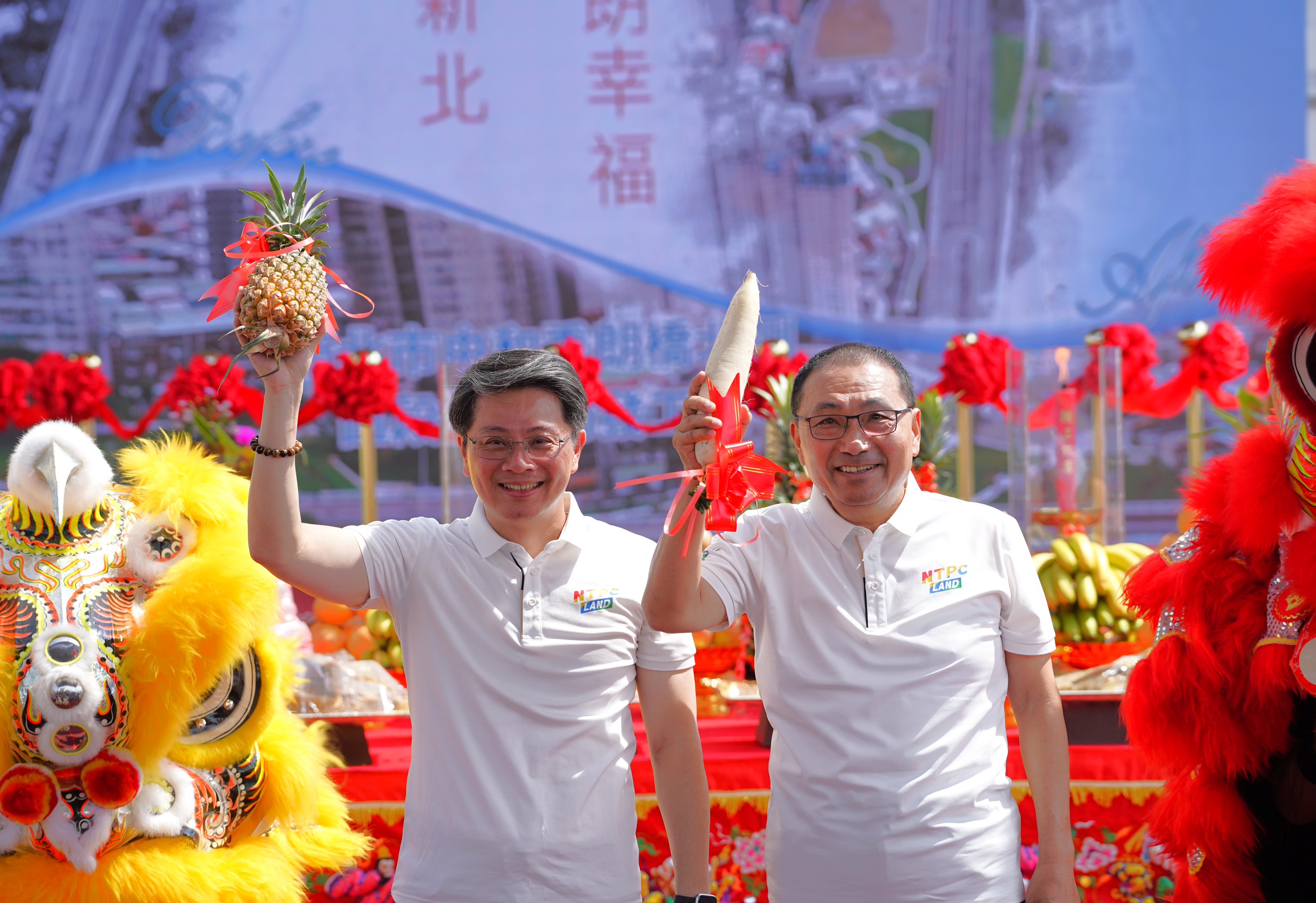 新北市長侯友宜(右)、地政局長汪禮國(左)參與中和秀北區徵工程完工儀式。新北地政局提供