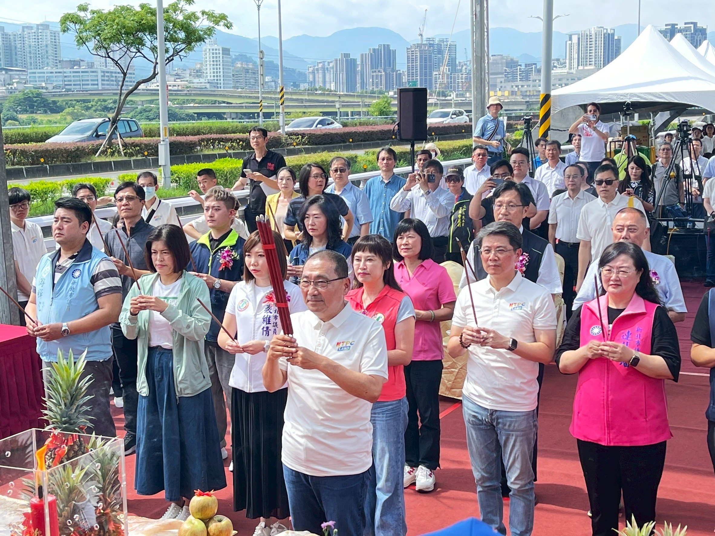 侯友宜帶領團隊進行進行祝禱。新北市地政局提供