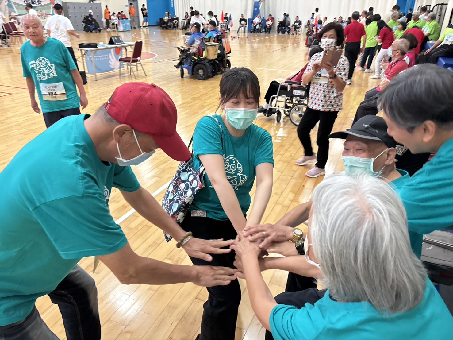 比賽前，仁愛之家參賽隊員齊聚為彼此加油打氣，展現團隊精神